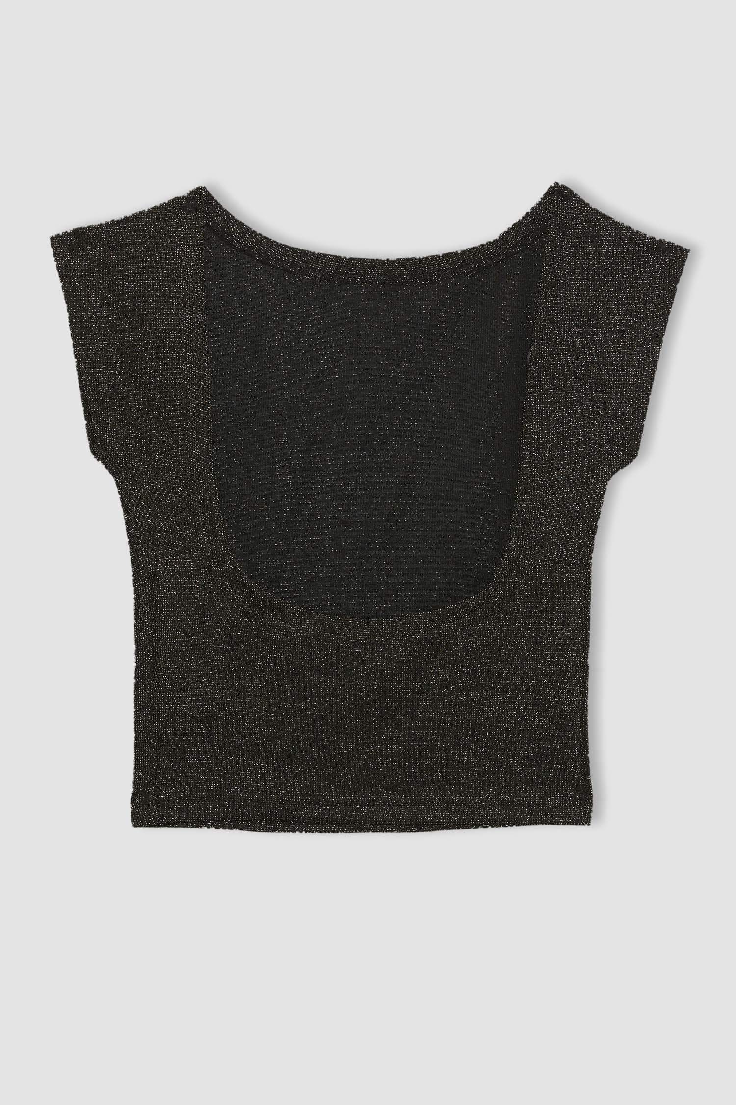 تيشيرت نص كم سليم فيت برقبة مستديرة بتفاصيل ذهبية