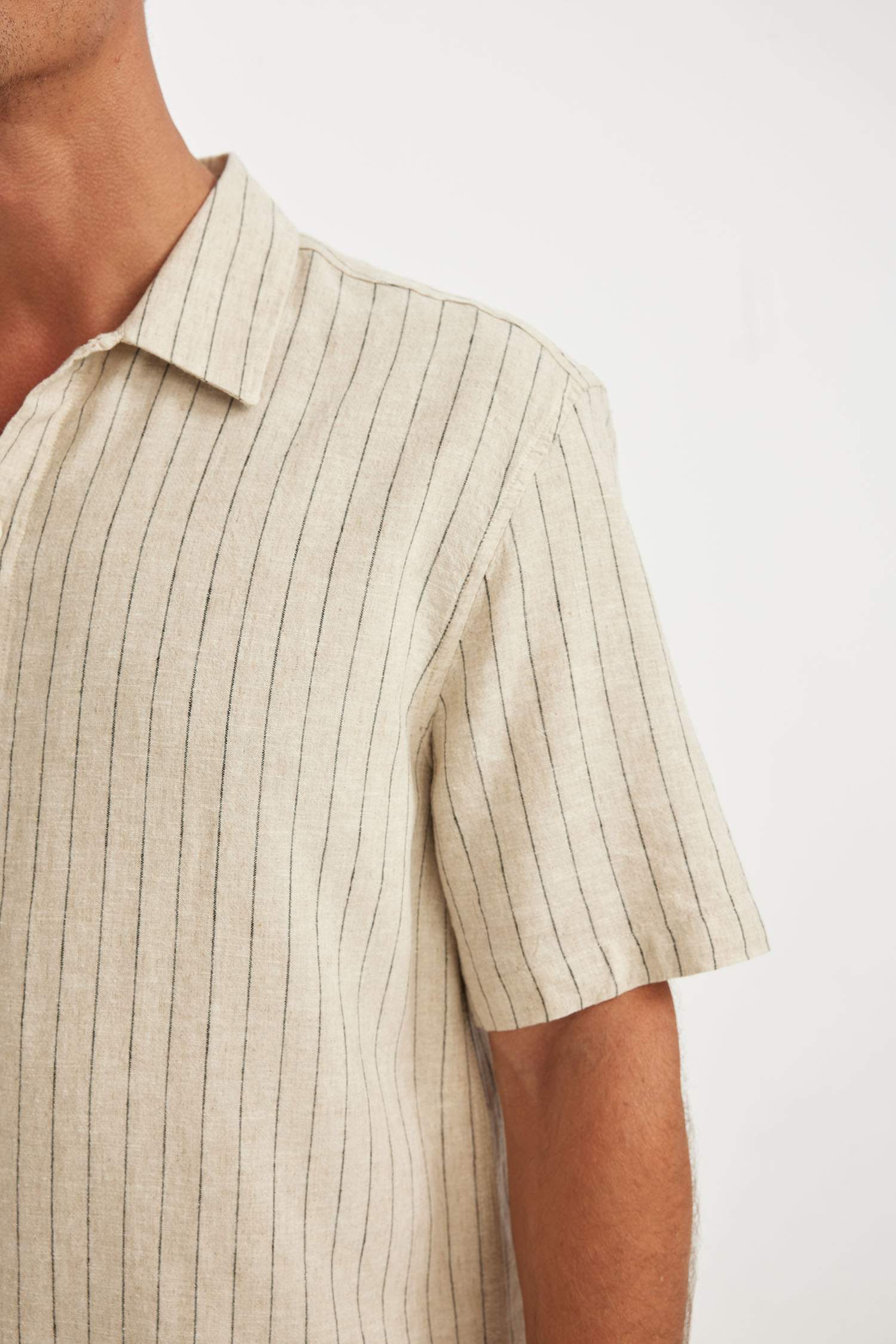 قميص بولو كتان مخطط قصة مريحة