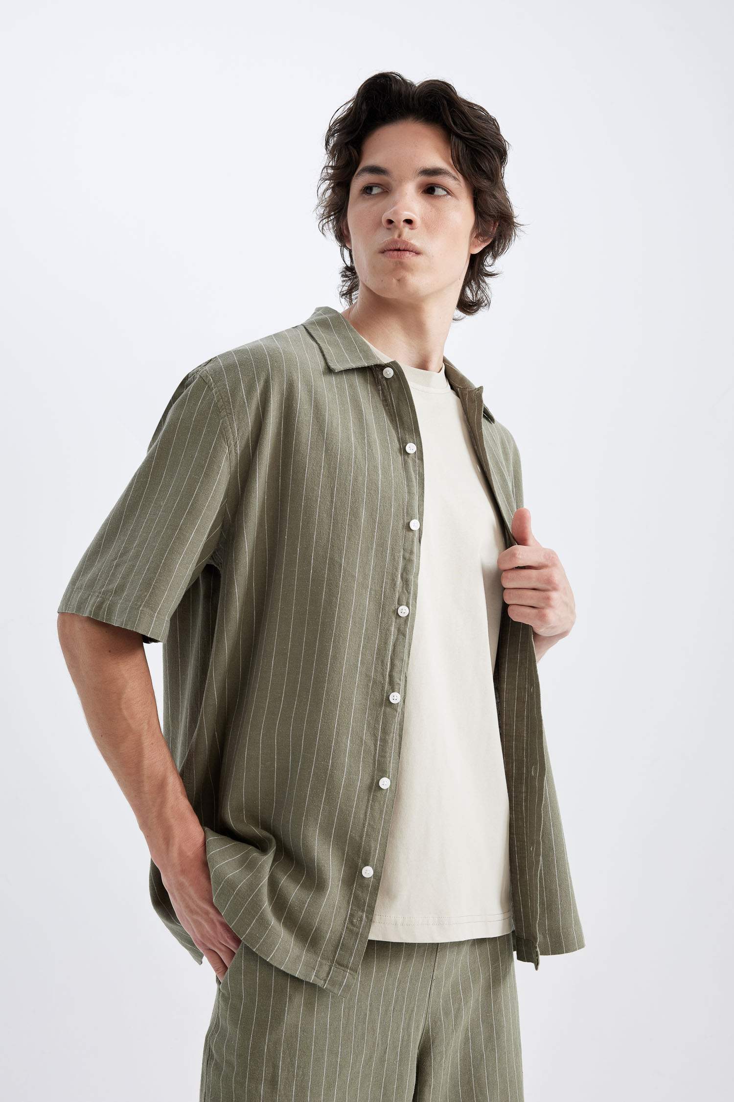 قميص بولو كتان مخطط قصة مريحة