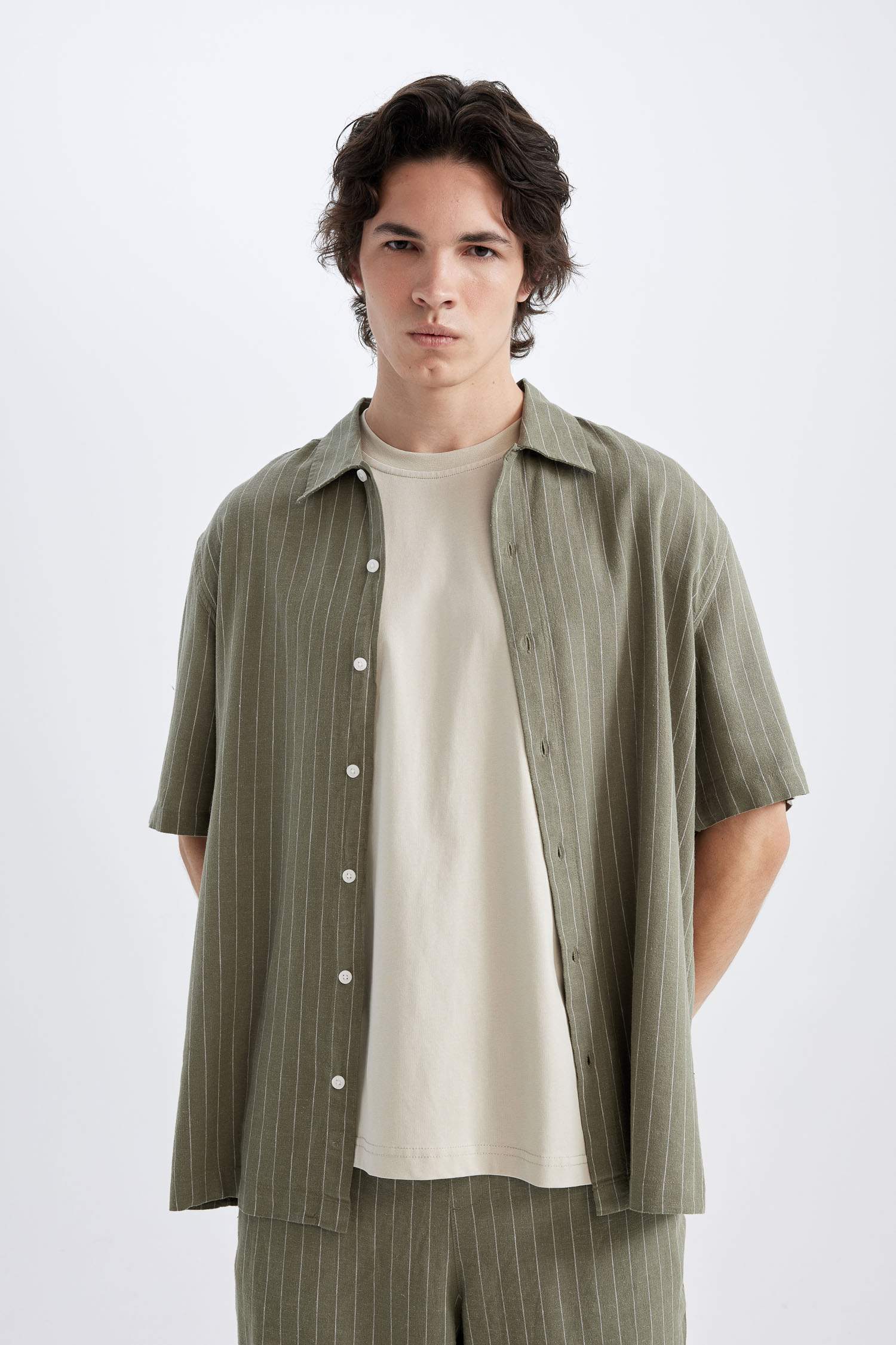 قميص بولو كتان مخطط قصة مريحة