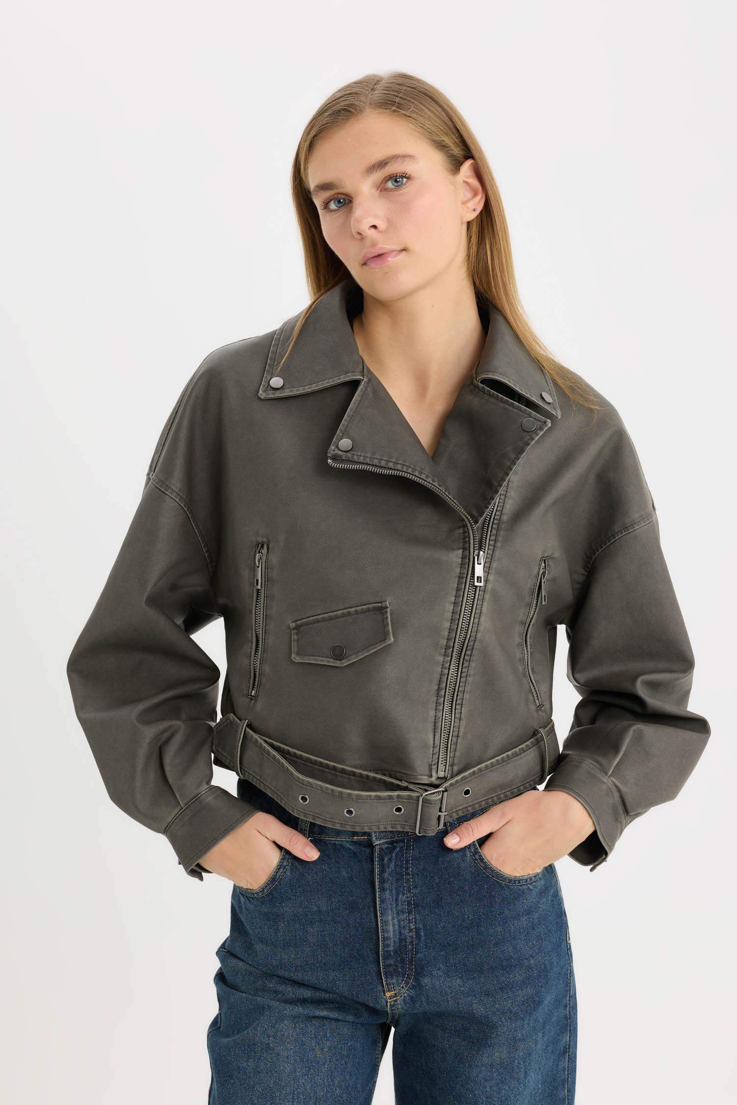 Su Geçirmez Kruvaze Yaka Fermuarlı Cepli Kemerli Eskitme Mevsimlik Suni Deri Ceket Mont