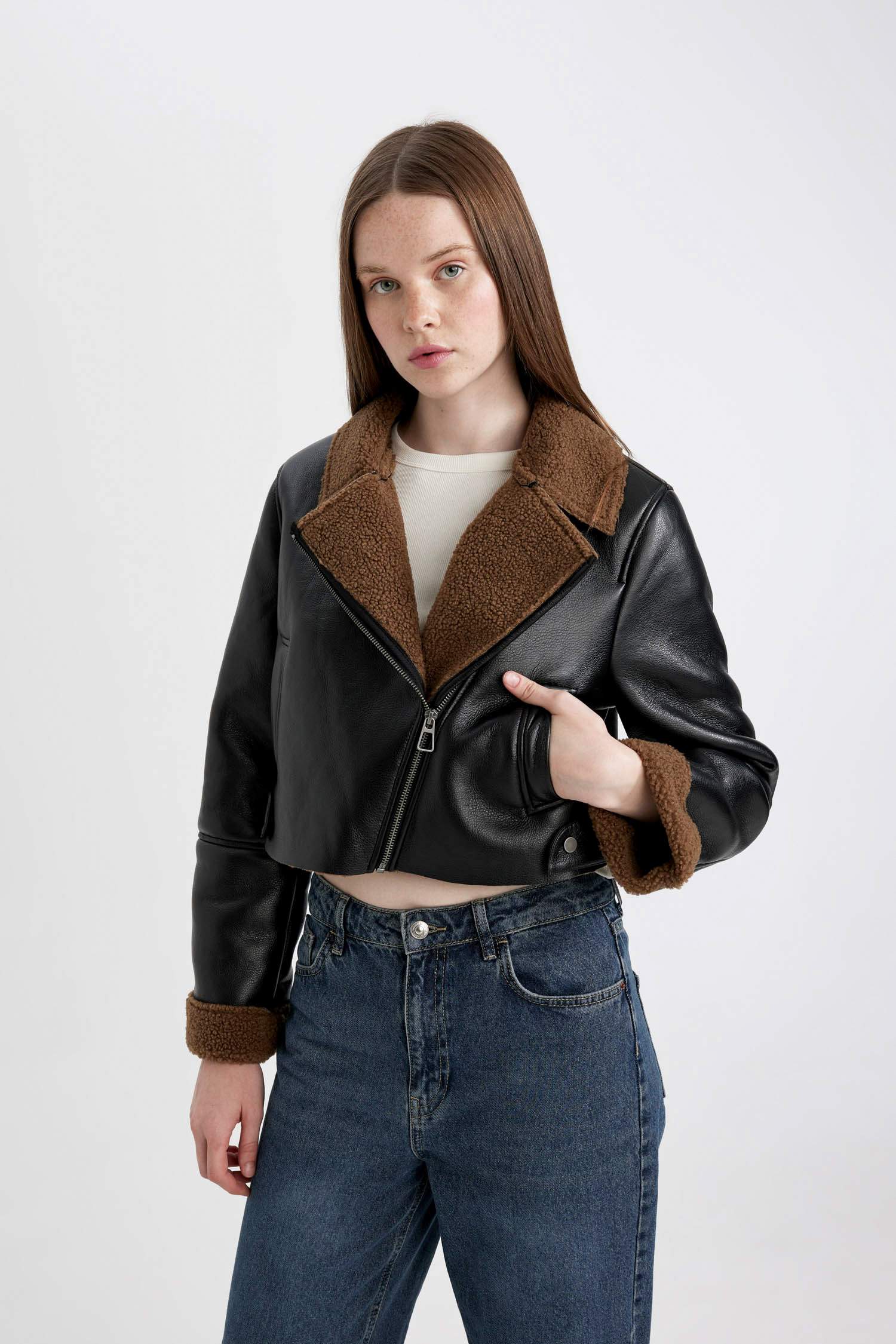 Su Geçirmez Regular Kalıp Fermuarlı İçi Suni Kürklü Kısa Suni Deri Mont