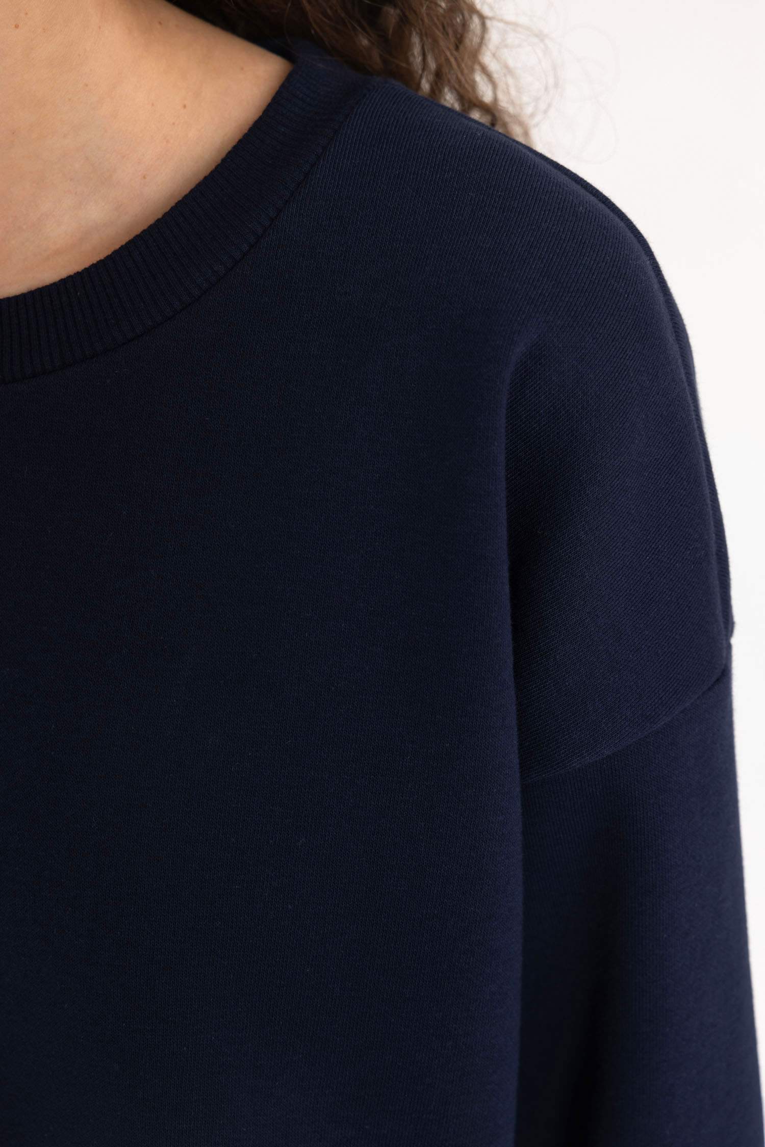 Relax Fit Bisiklet Yaka Etek Ucu Detaylı Basic Düz Kalın Sweatshirt