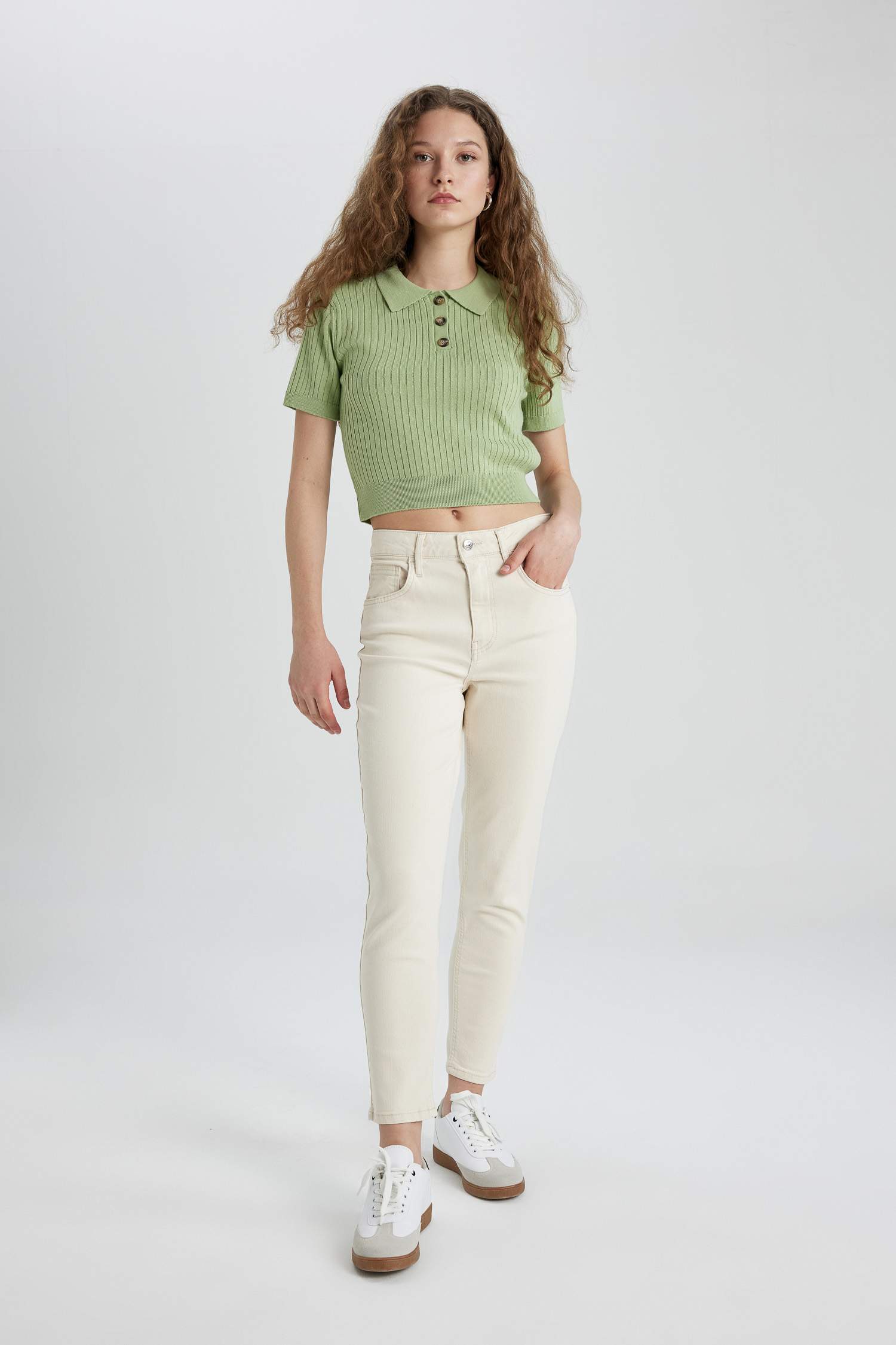 بنطلون جينز ابيض موم فيت بخصر عالي ورجل ضيق