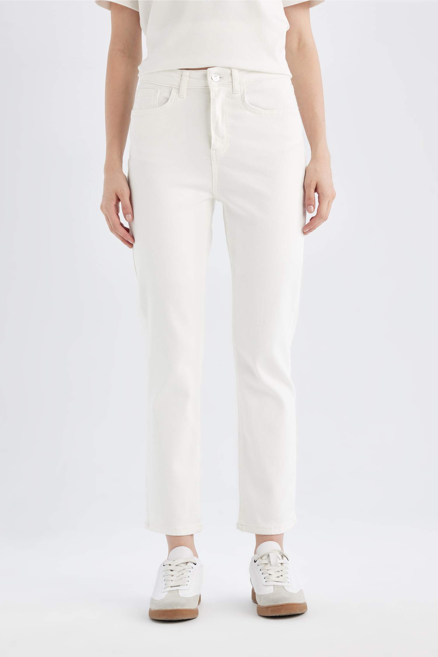 سروال جينز ابيض ماري بقصة مستقيمة وخصر عالي