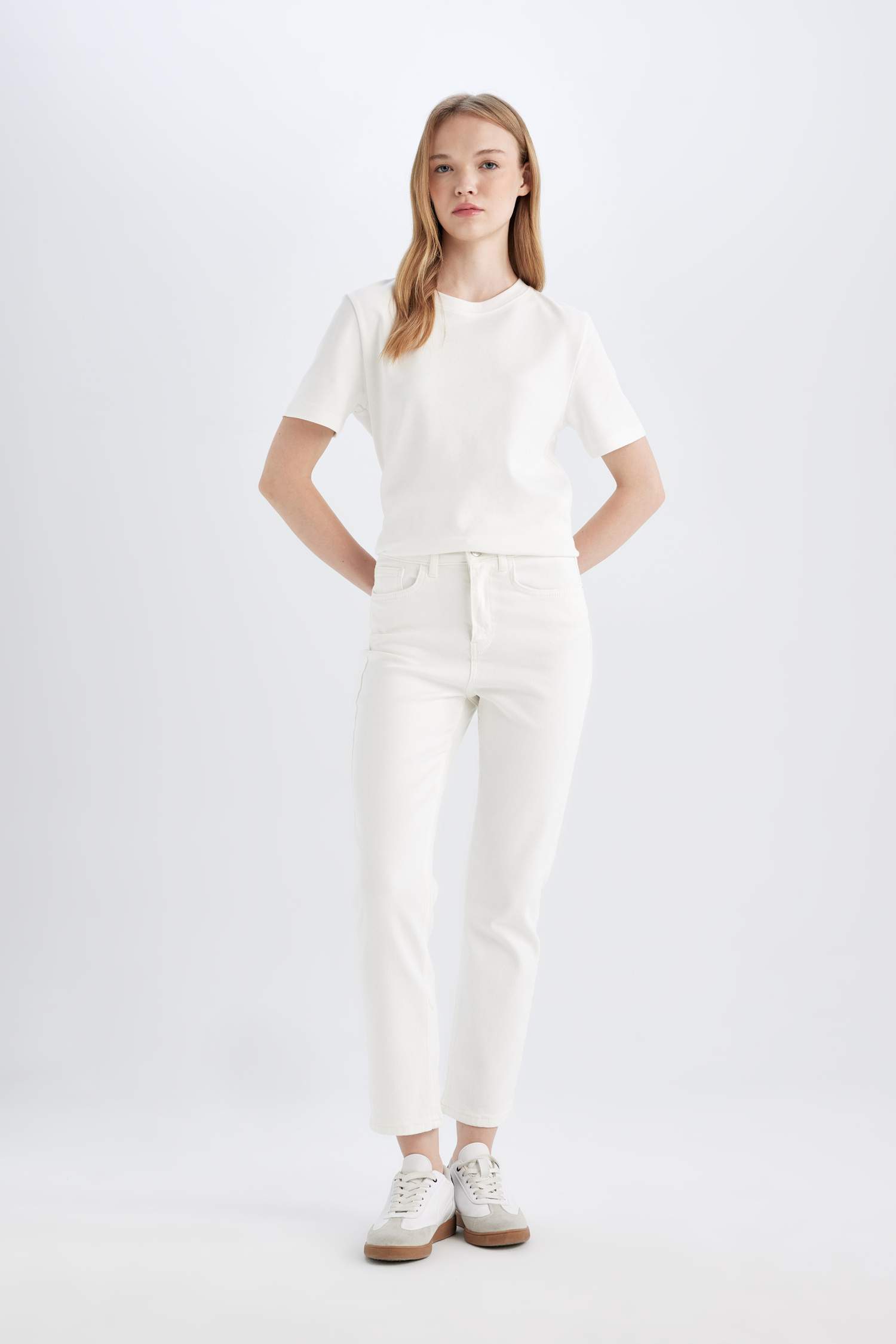 سروال جينز ابيض ماري بقصة مستقيمة وخصر عالي