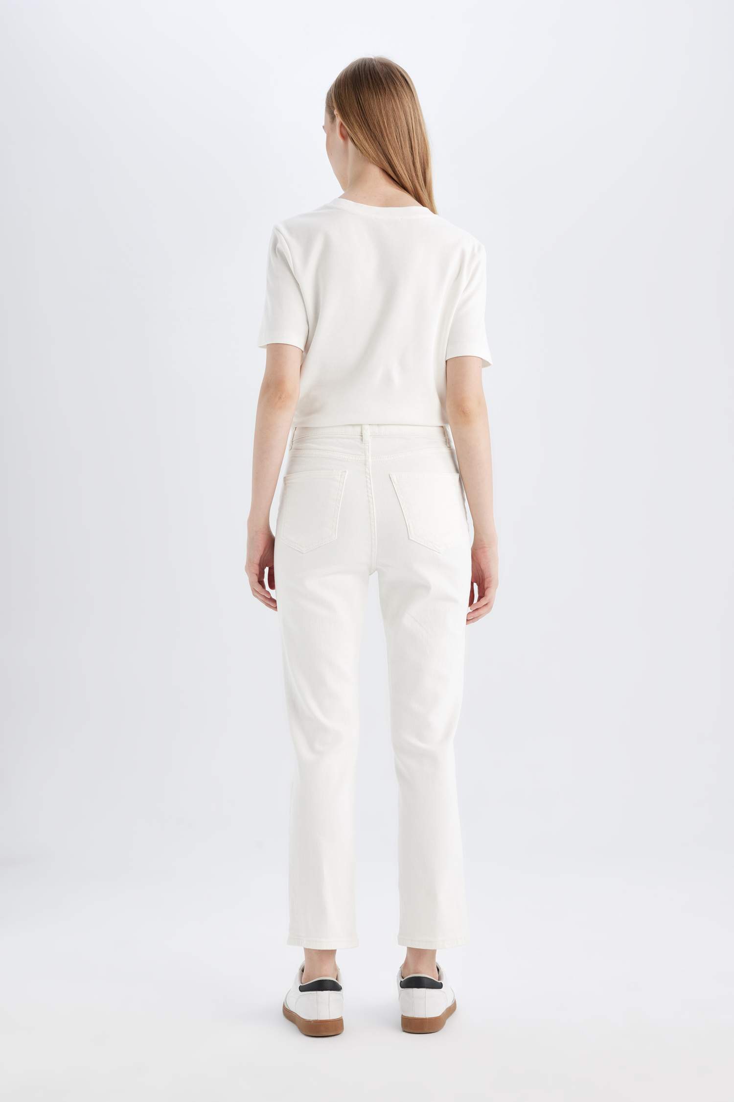 سروال جينز ابيض ماري بقصة مستقيمة وخصر عالي