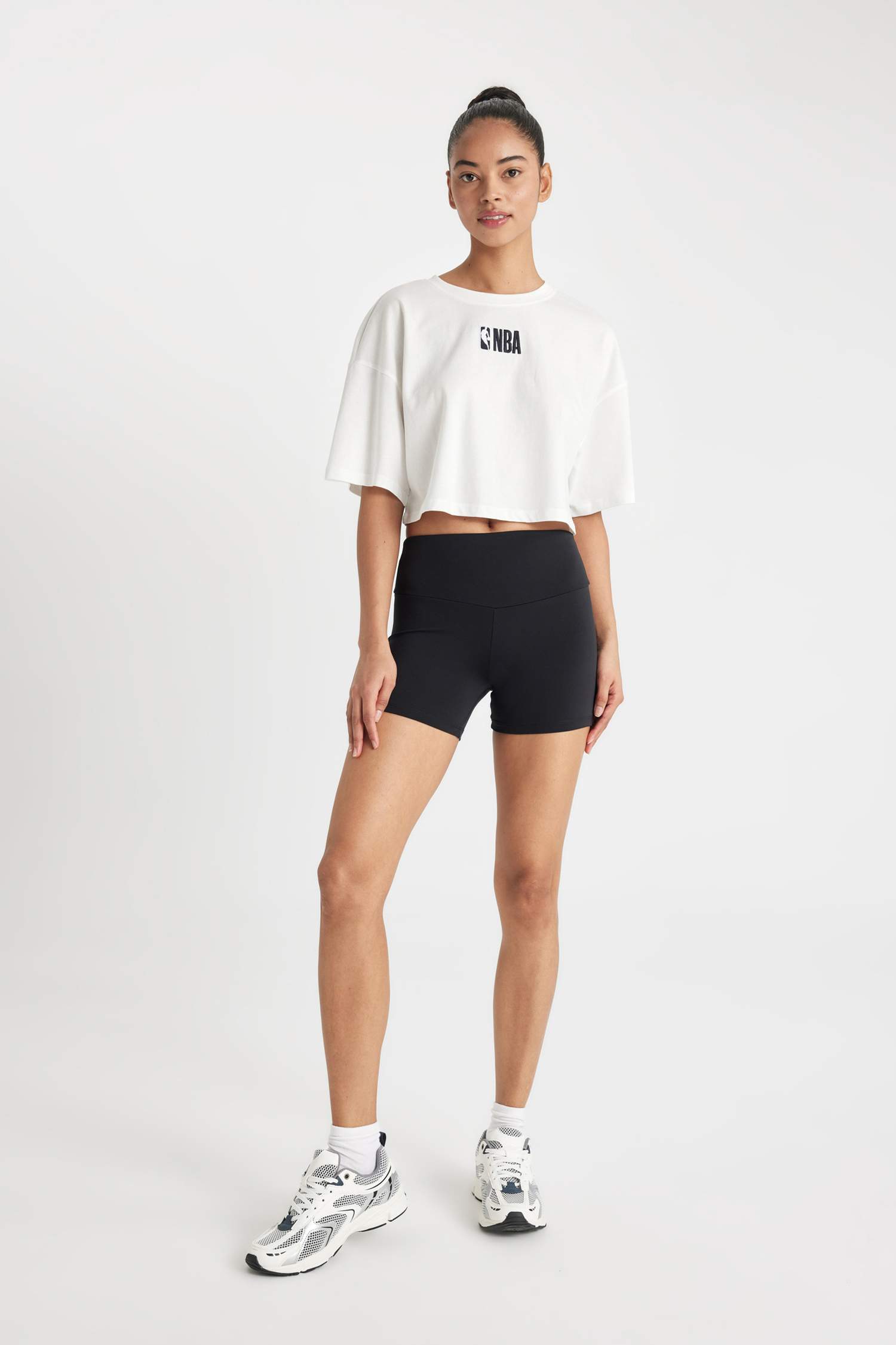 تيشيرت واسع مطرز برقبة مستديرة من NBA