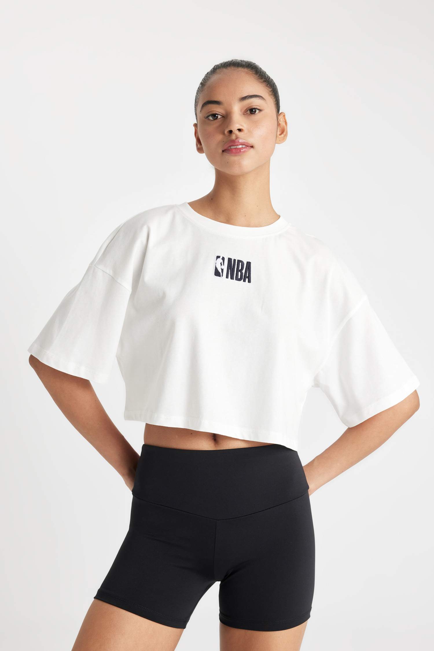 تيشيرت واسع مطرز برقبة مستديرة من NBA