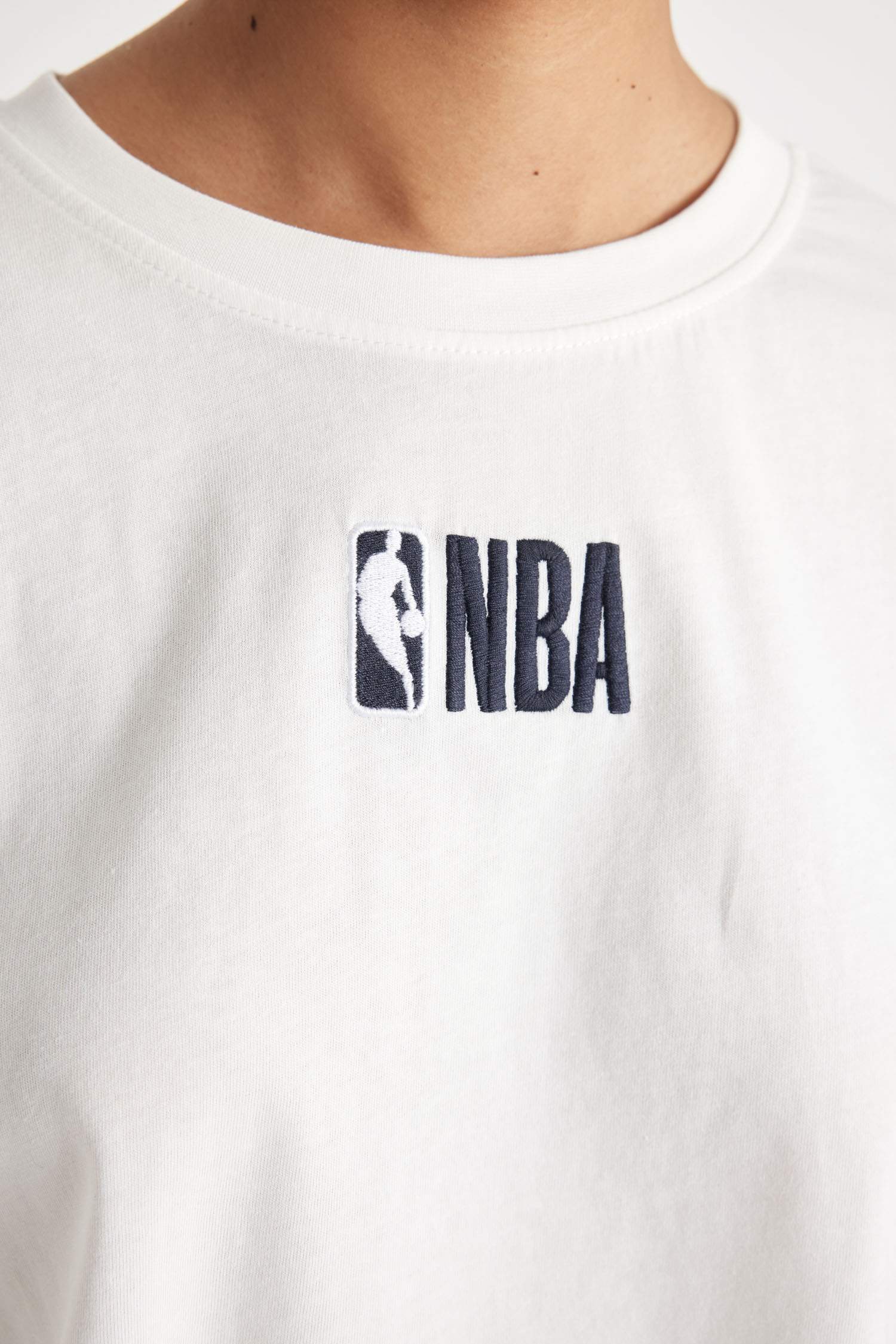 تيشيرت واسع مطرز برقبة مستديرة من NBA