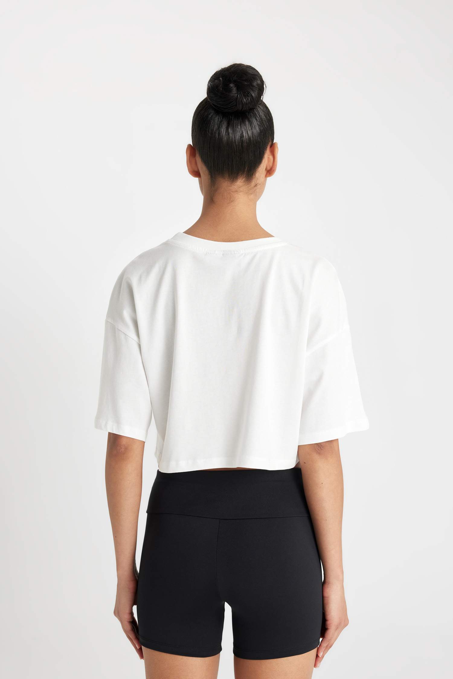 تيشيرت واسع مطرز برقبة مستديرة من NBA