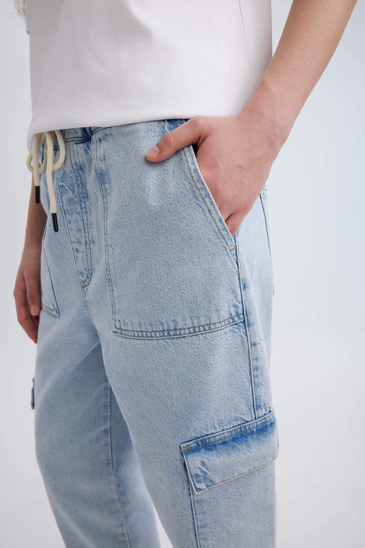 بنطرون جينز كارجو جوجر بتأثير باهت وخصر عالي