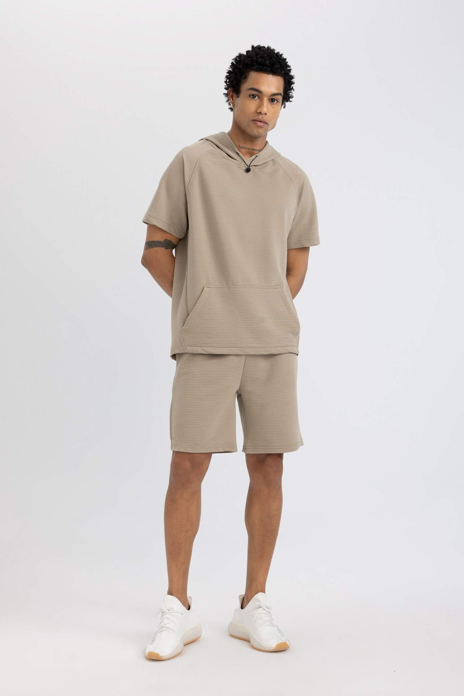 Standart Fit Kapüşonlu Kısa Kollu Sporcu Tişört