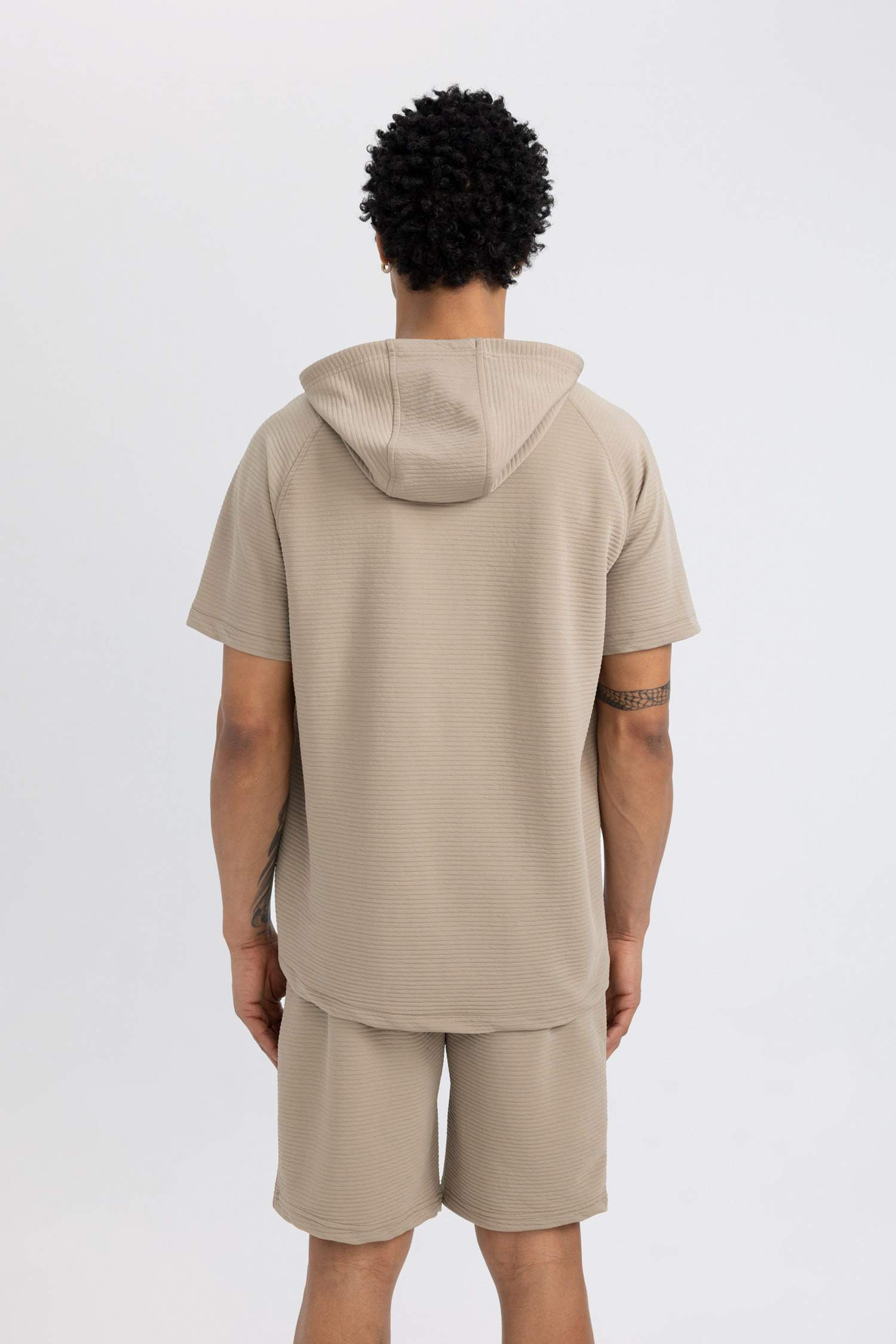 Standart Fit Kapüşonlu Kısa Kollu Sporcu Tişört