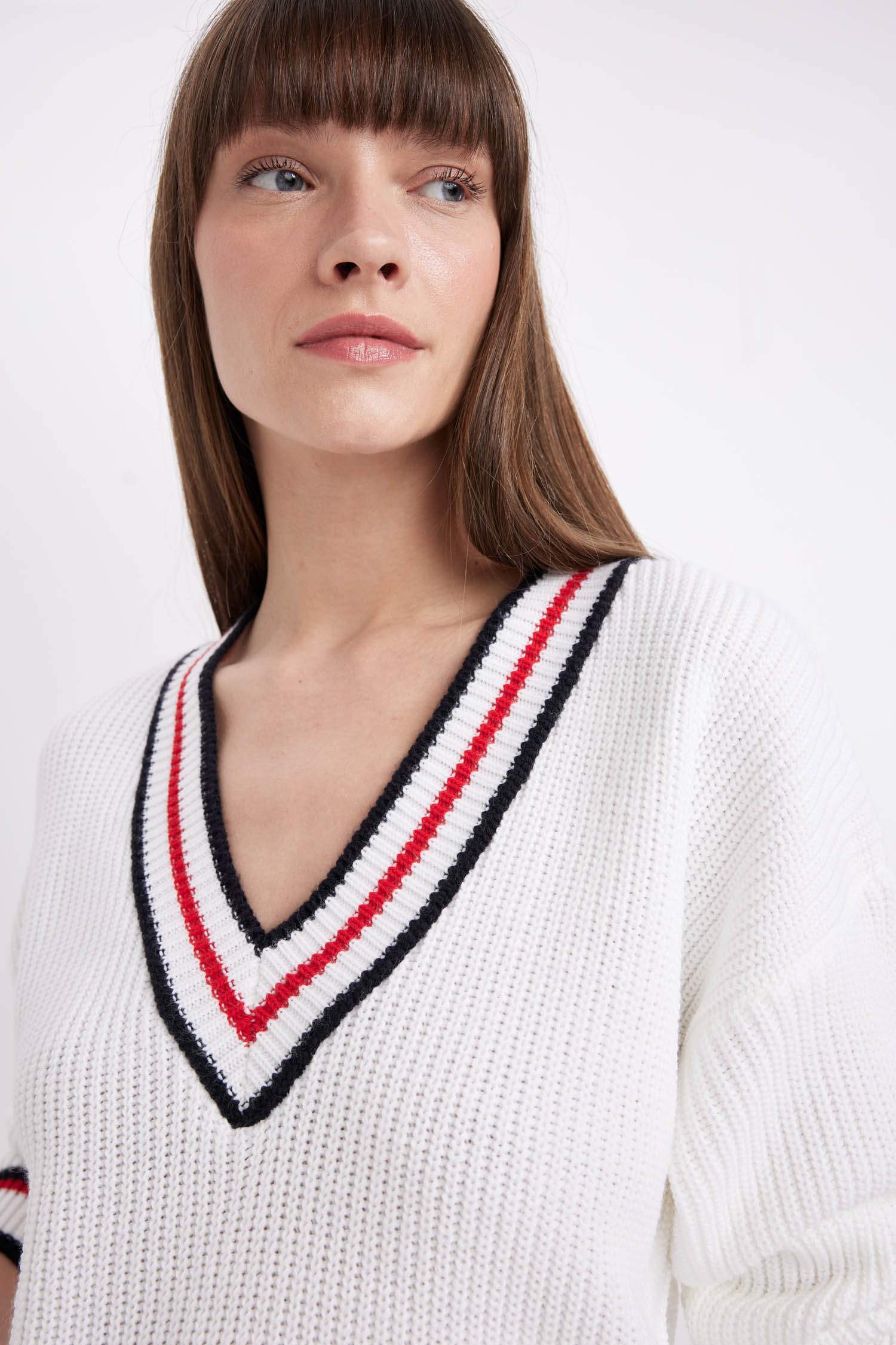 Relax Fit V Yaka Kolej Temalı Selanik Kumaş Triko Kazak