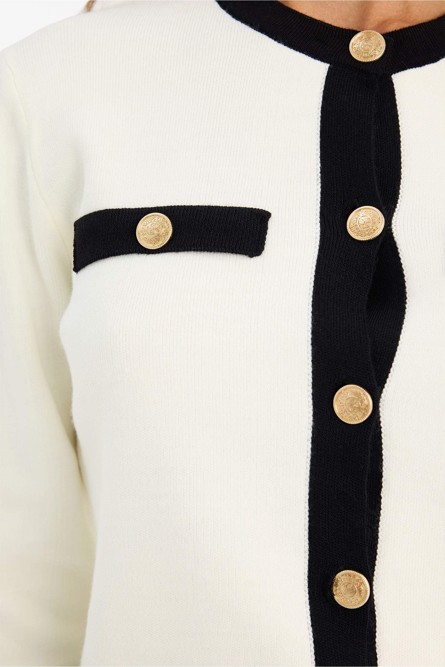 جاكيت تريكو قصة عادية بياخة مستديرة