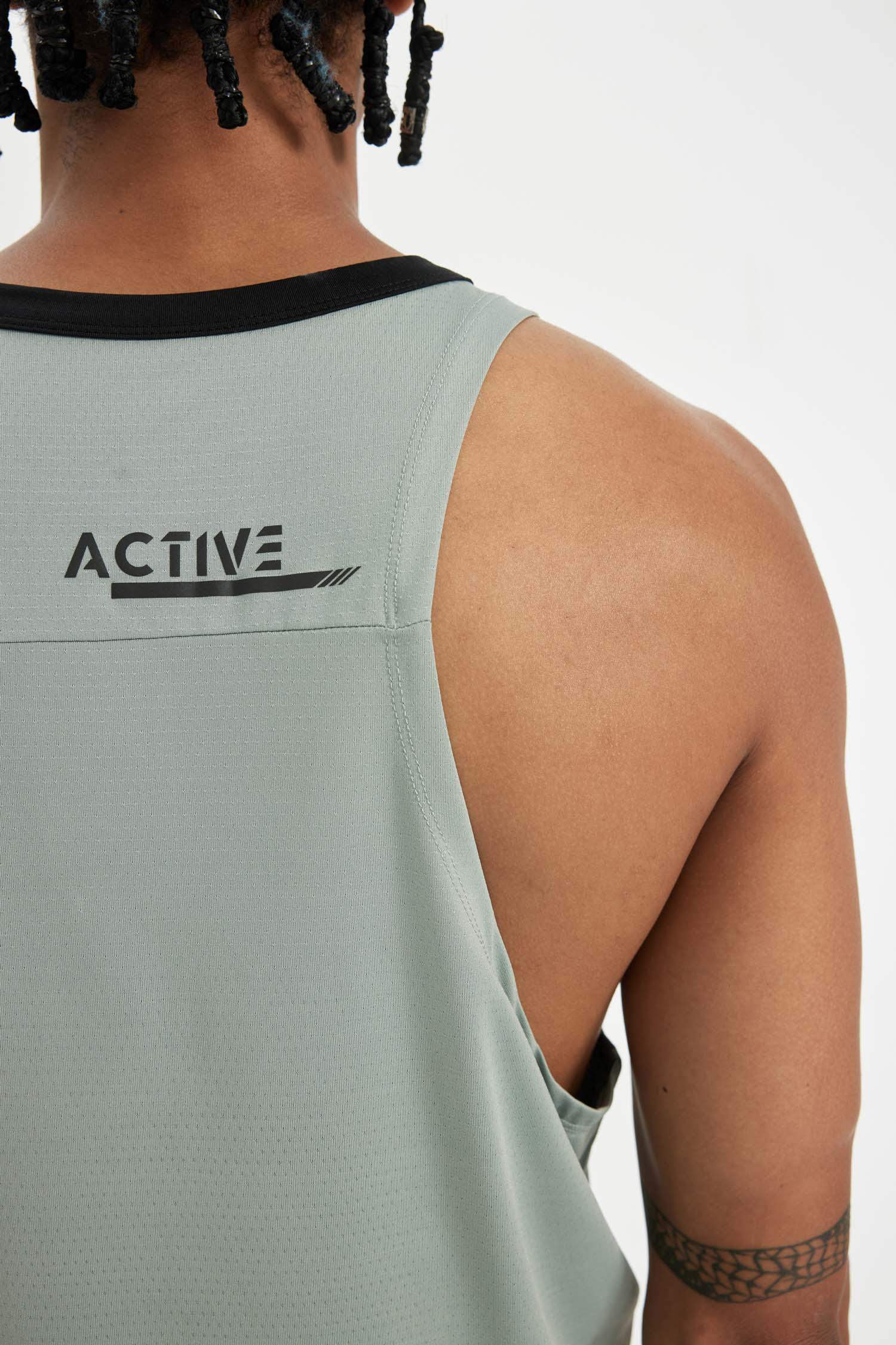 تي شيرت كت رياضي قصة عادية بدون كم من DeFactoFit