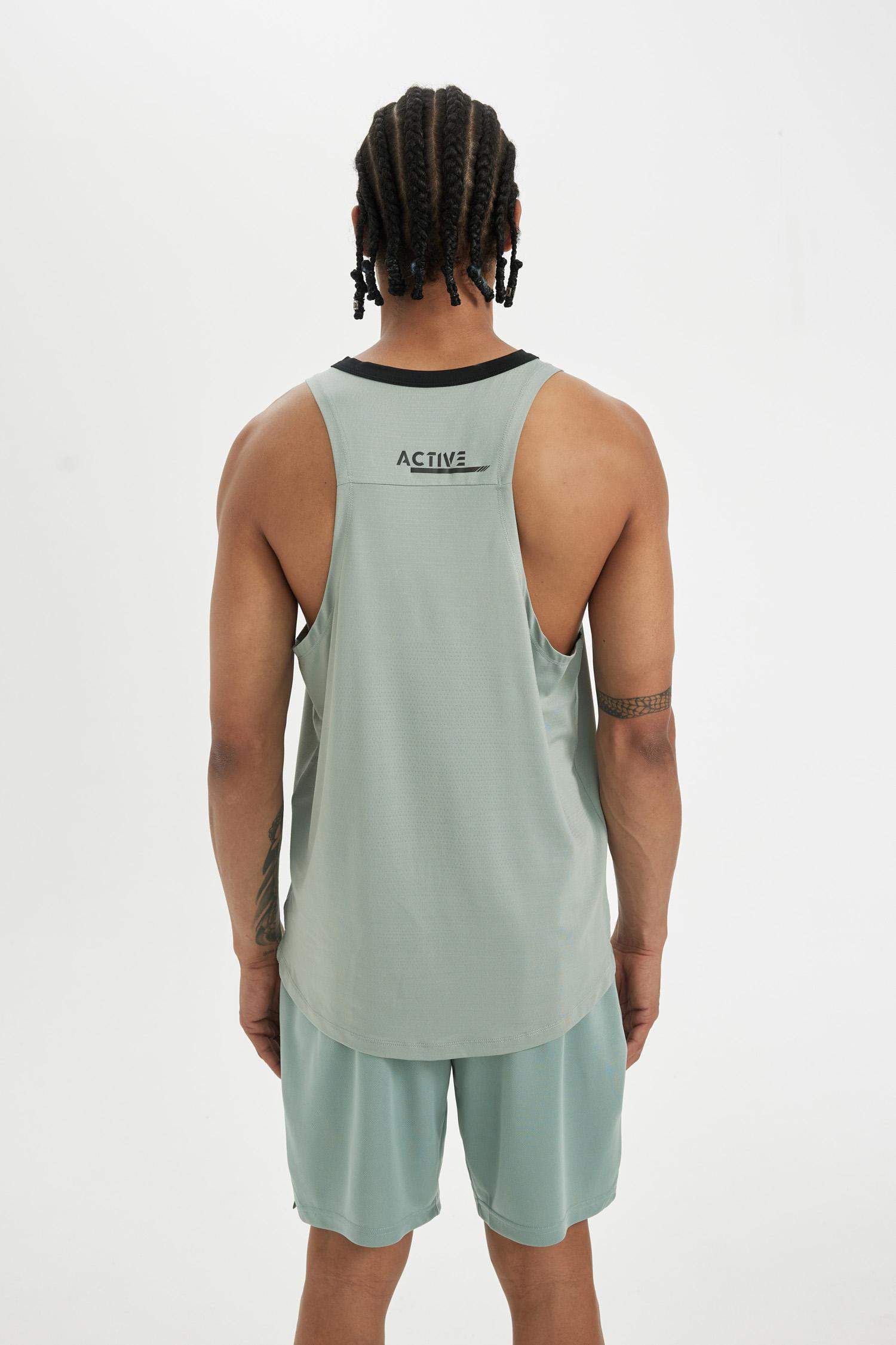 تي شيرت كت رياضي قصة عادية بدون كم من DeFactoFit