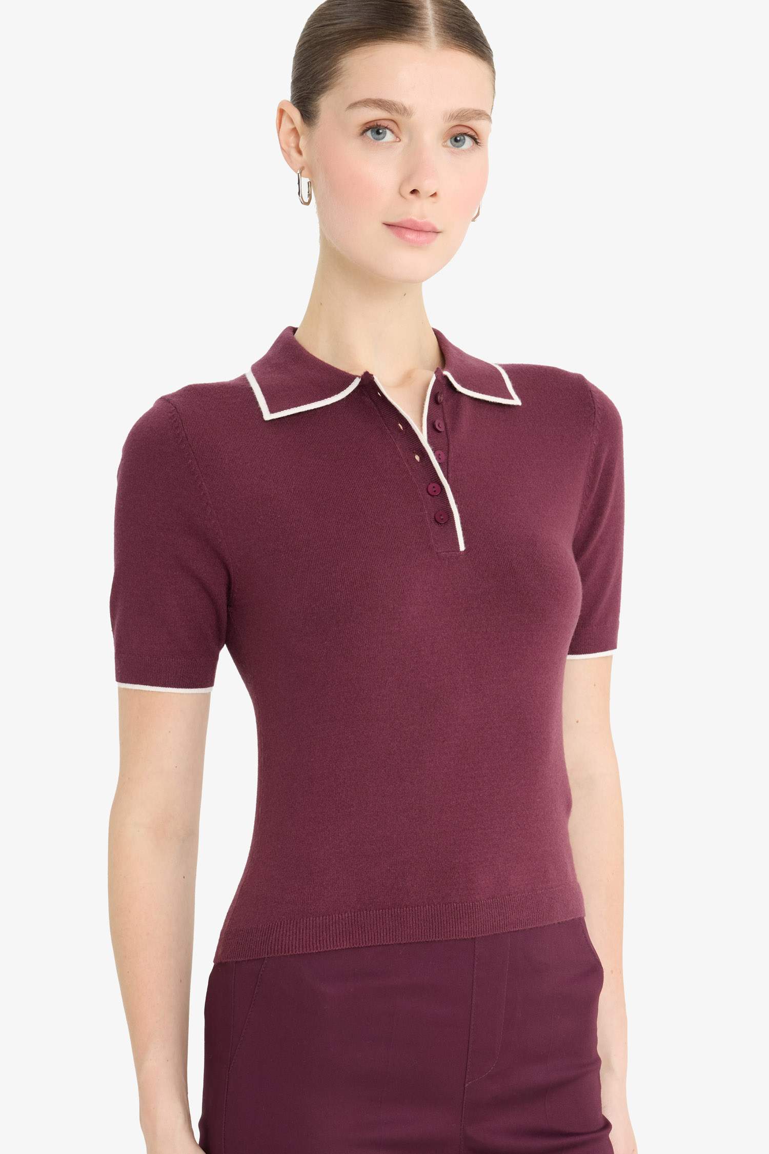 Приталенный свитер с воротником-поло