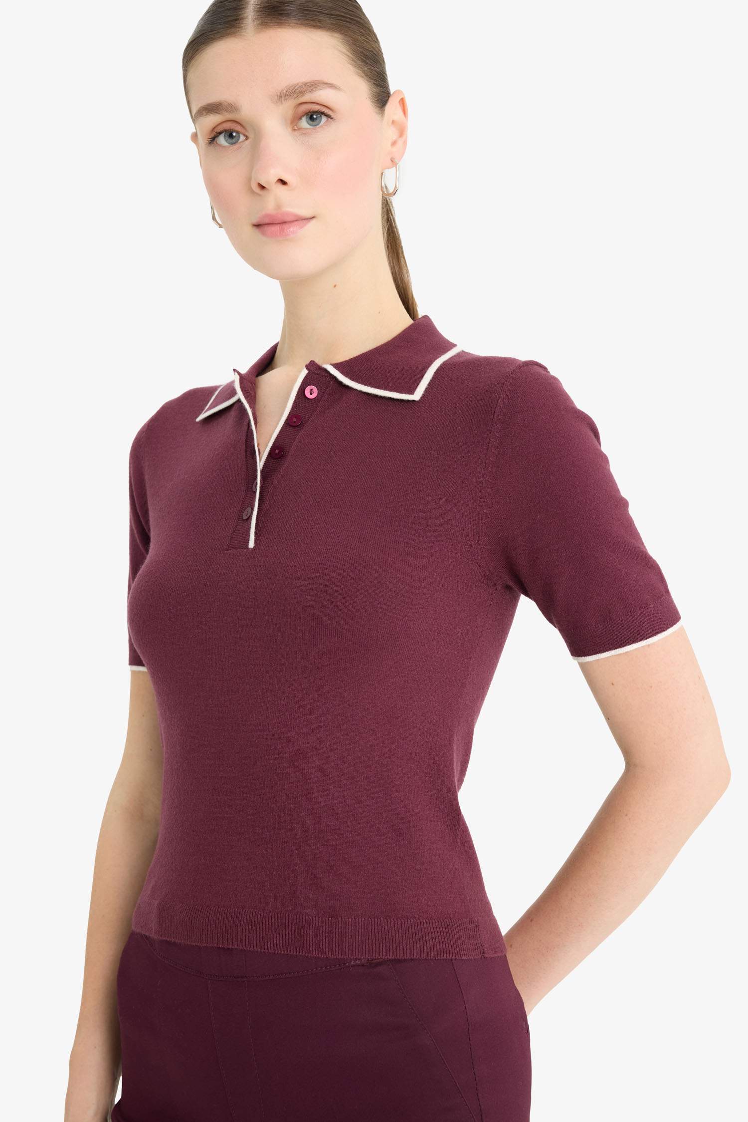 Приталенный свитер с воротником-поло