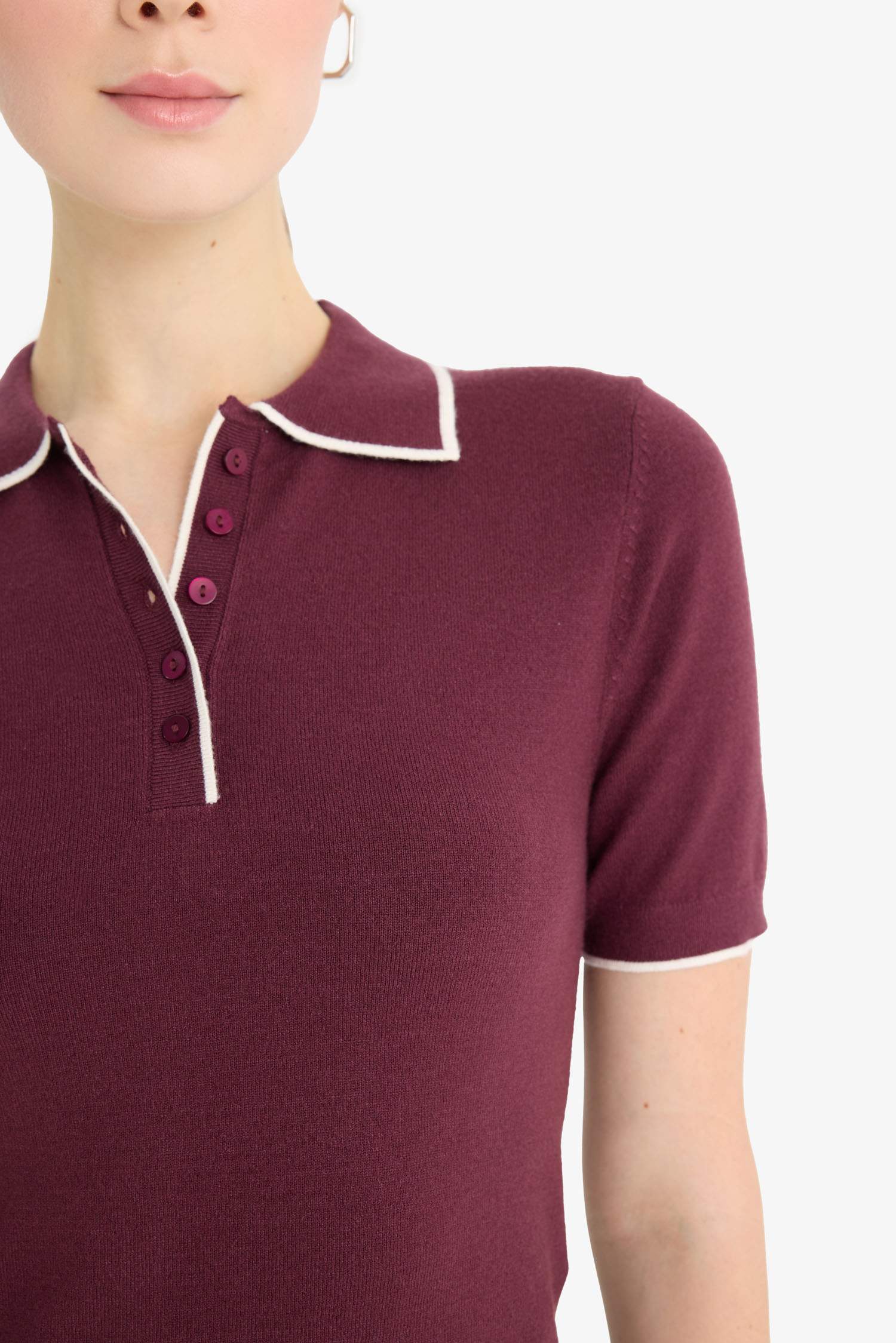 Приталенный свитер с воротником-поло