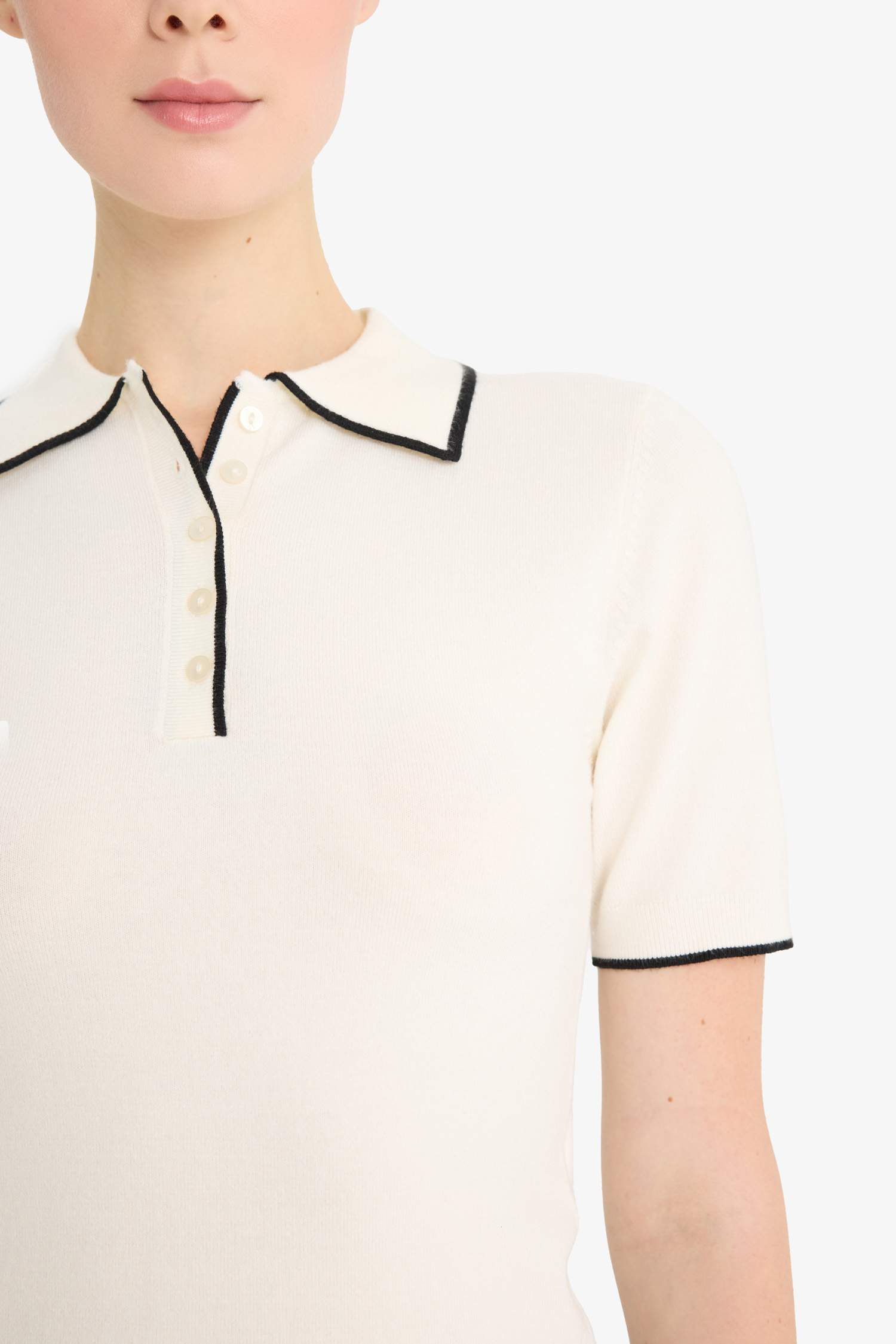 Приталенный свитер с воротником-поло