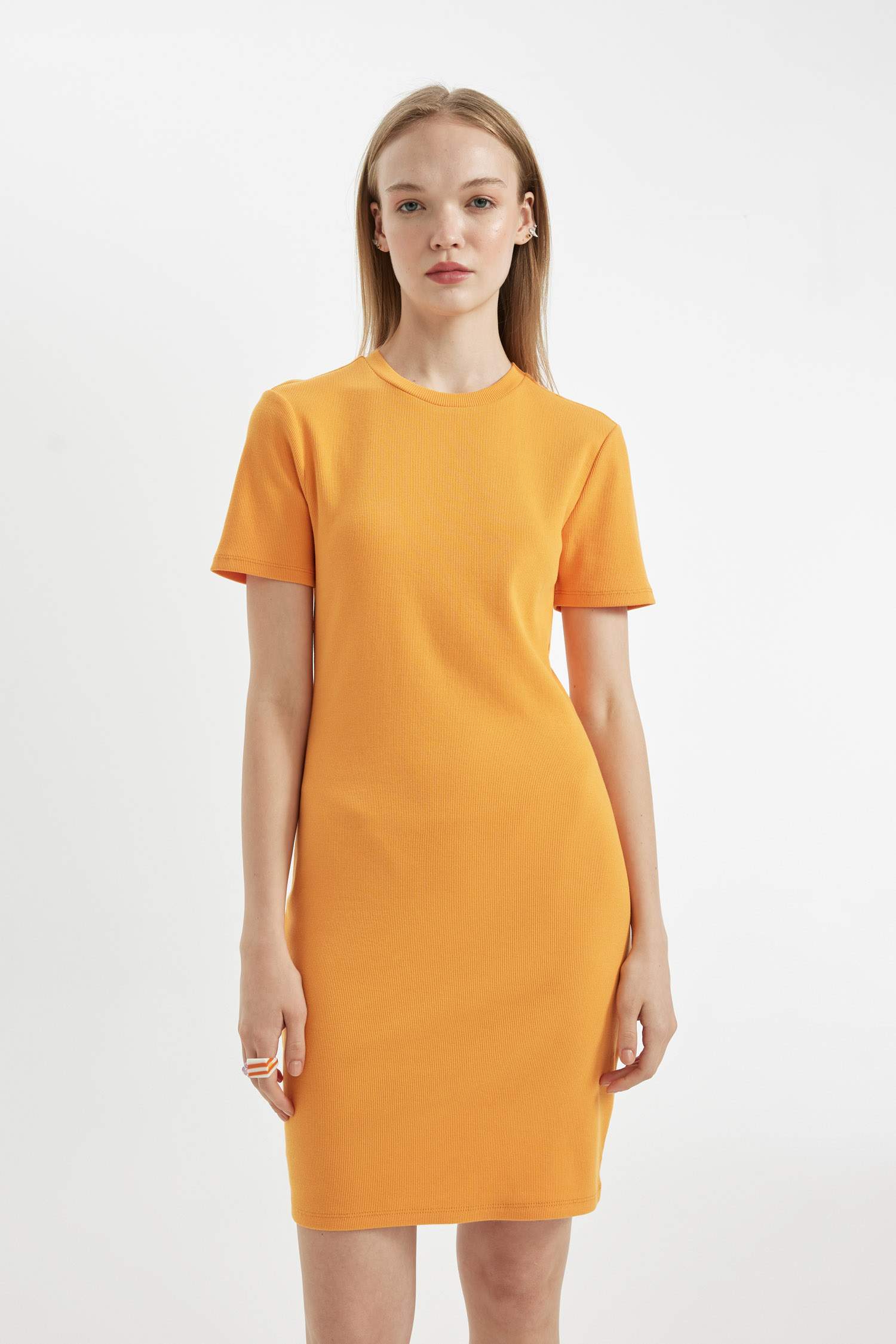 فستان قصير مضلع بوديكون بياخة مستديرة