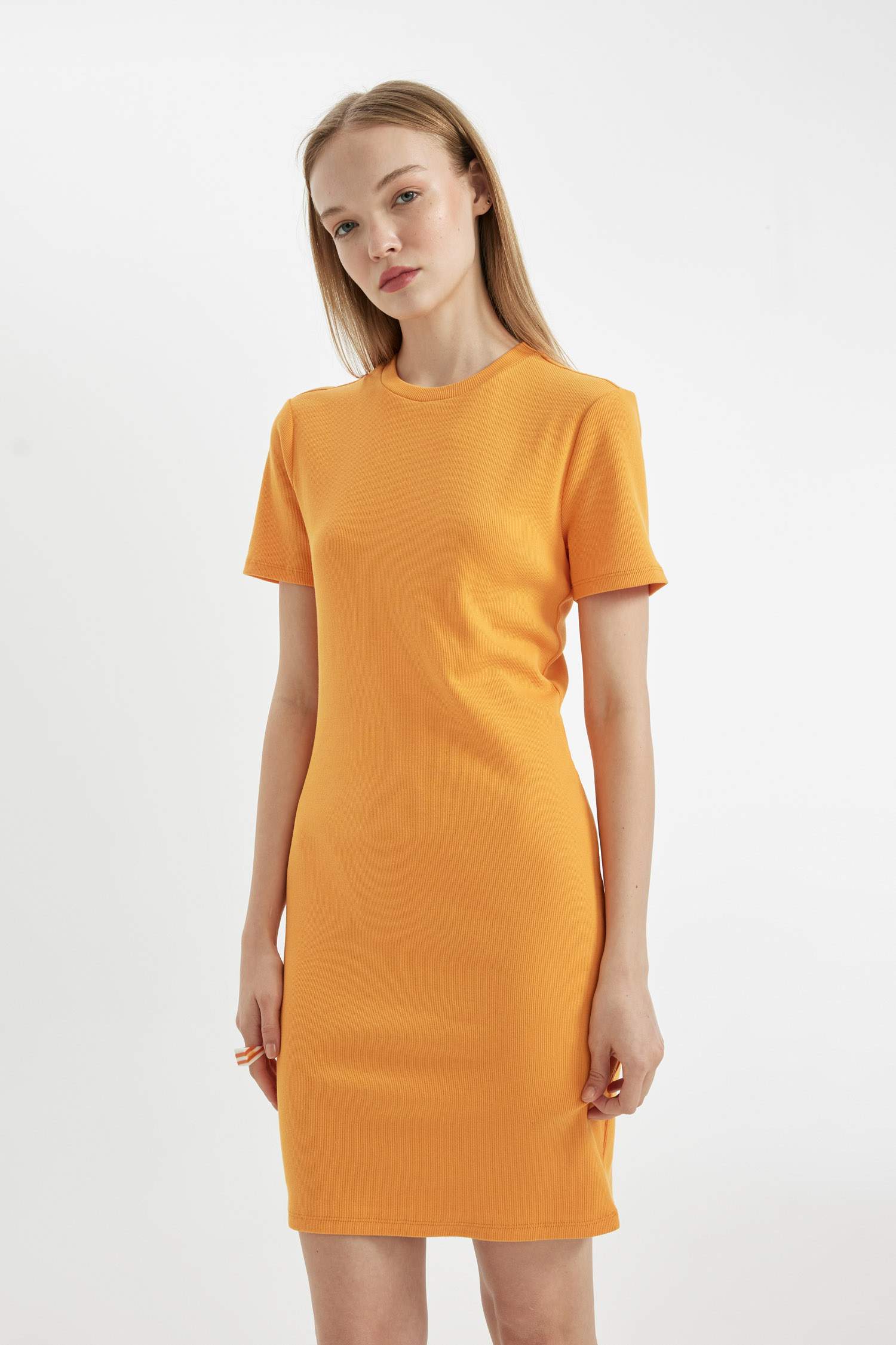 فستان قصير مضلع بوديكون بياخة مستديرة