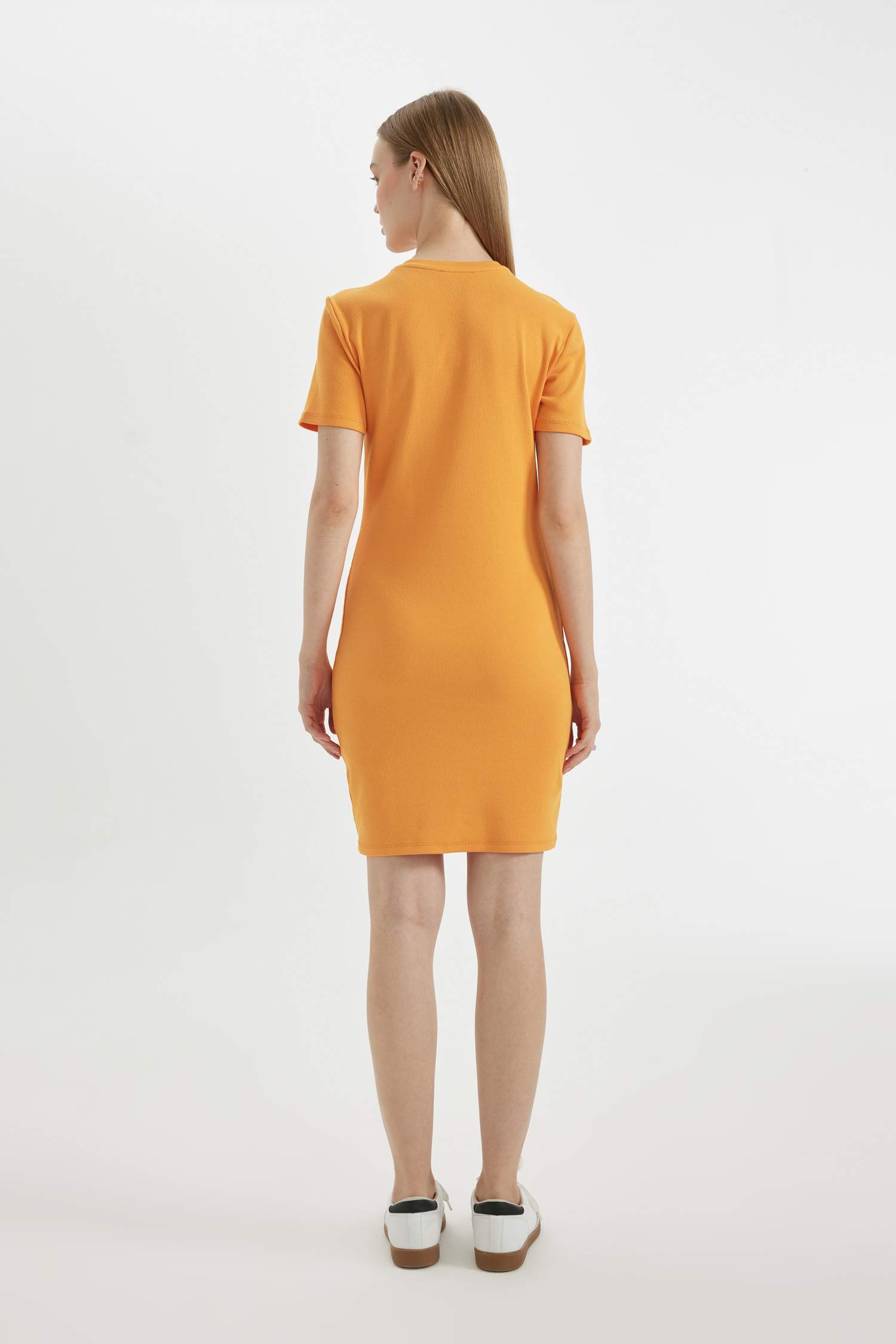 فستان قصير مضلع بوديكون بياخة مستديرة