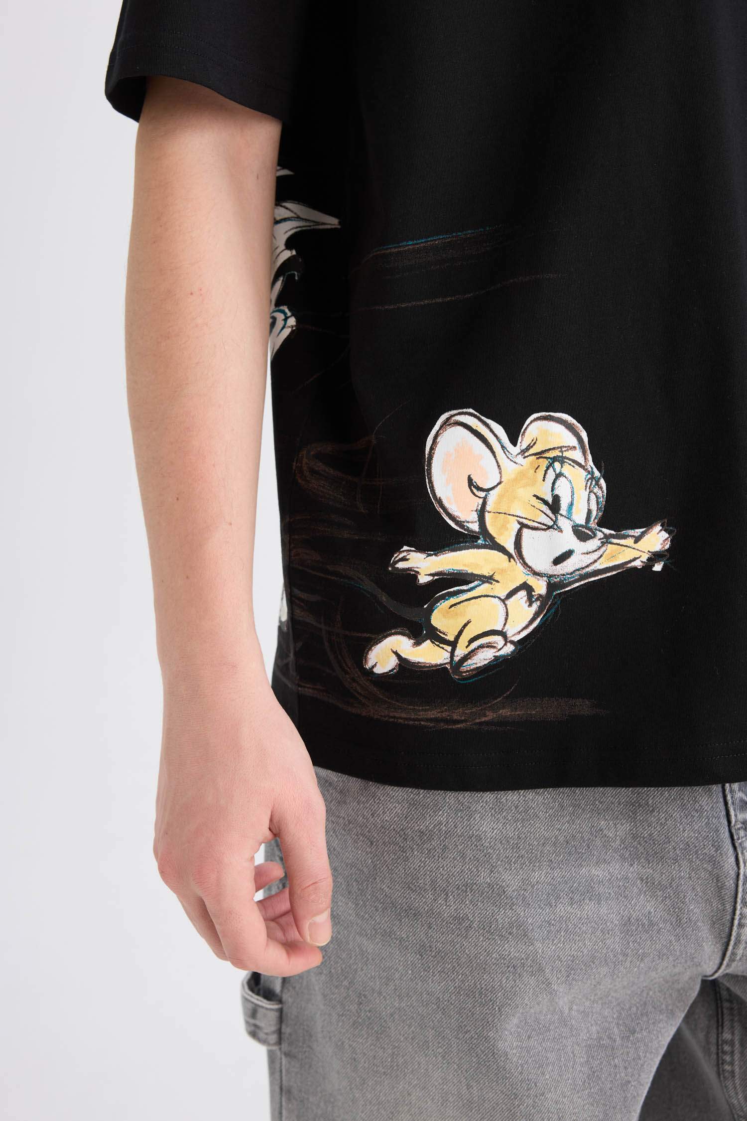 تيشيرت اوفر سايز برقبة مستديرة بطبعة توم وجيري