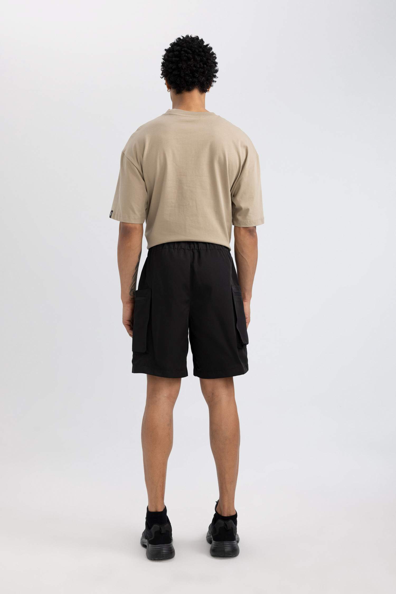 شورت رياضي كارجو اوفر سايز بجيب من DeFactoFit