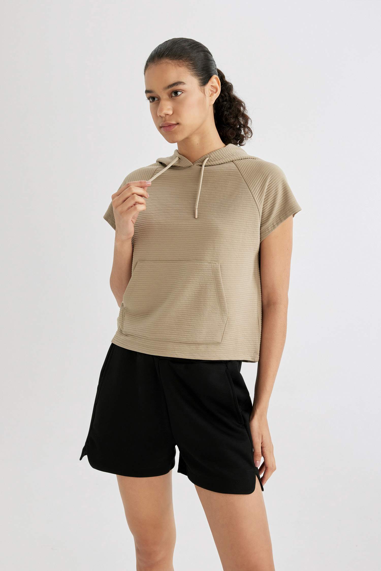 تيشيرت رياضي قصة عادية بغطاء للرأس من DeFactoFit