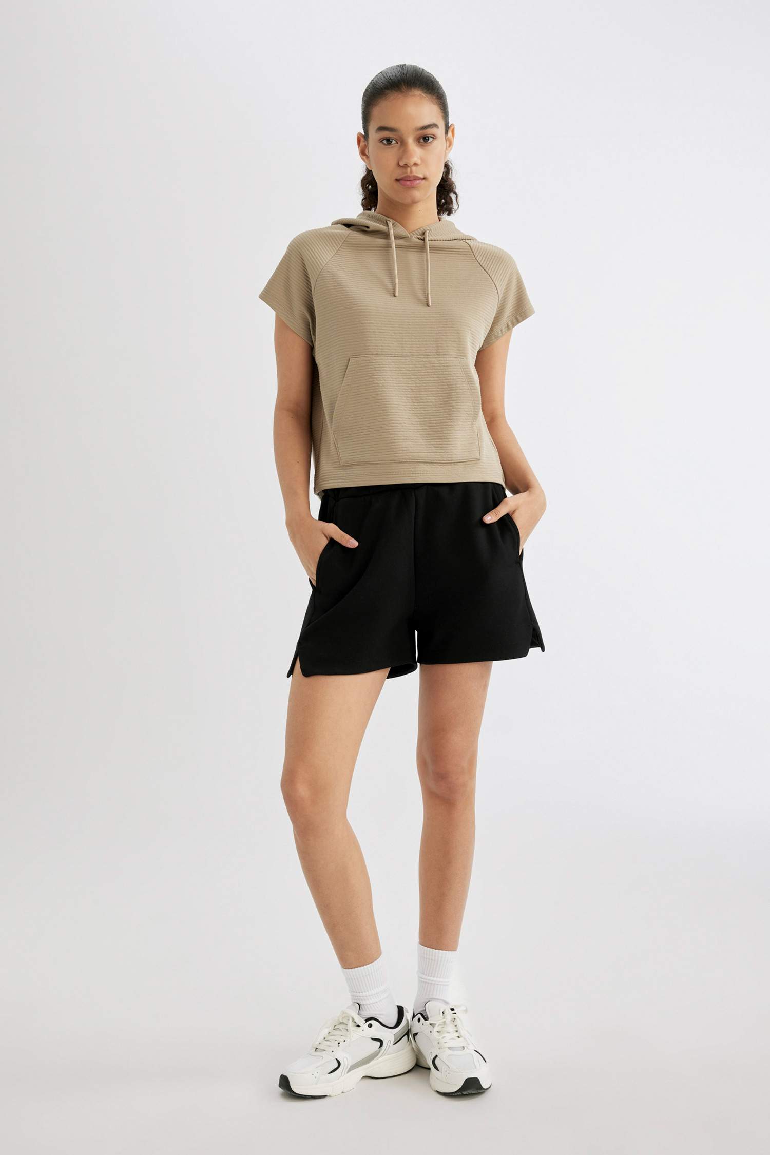 تيشيرت رياضي قصة عادية بغطاء للرأس من DeFactoFit