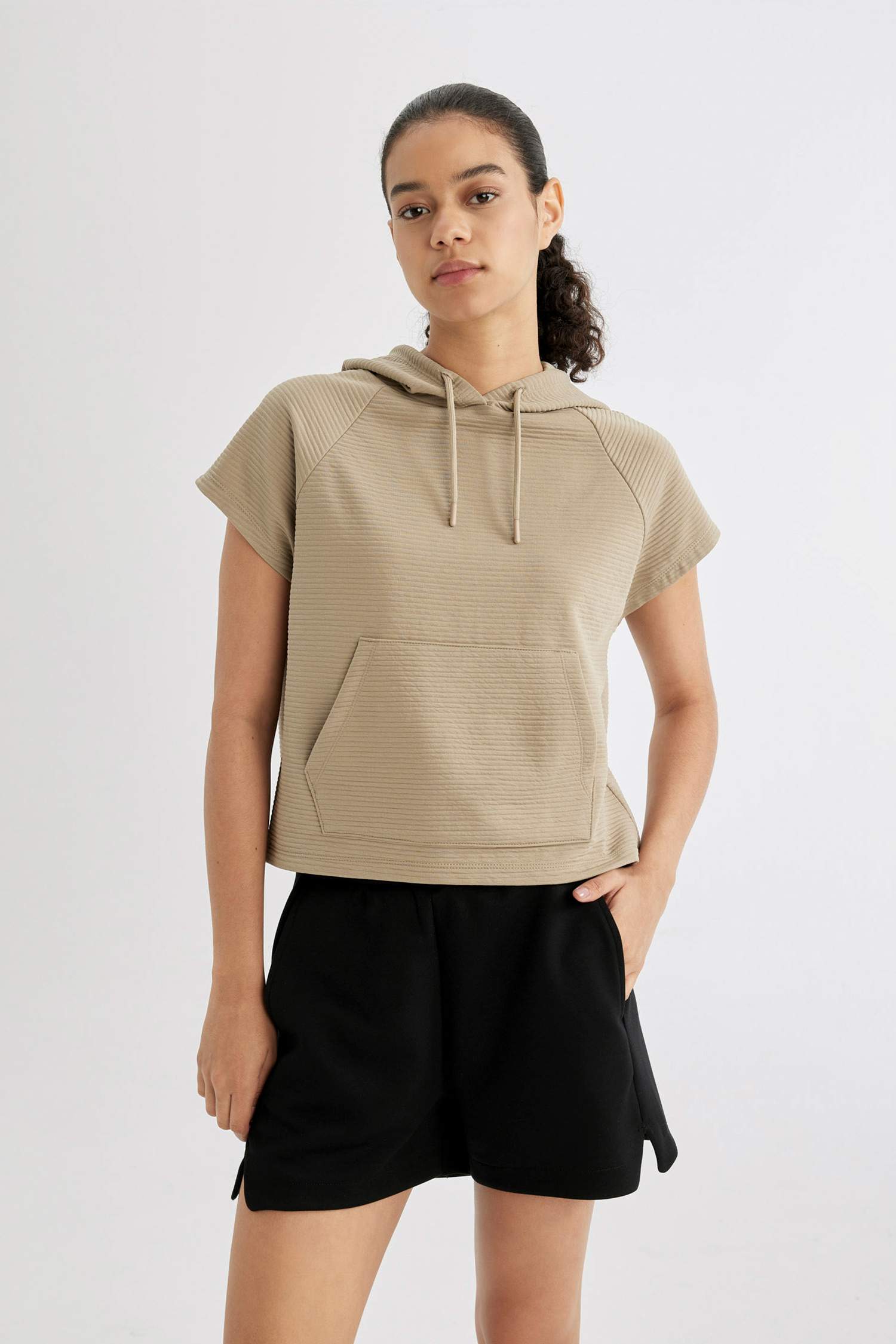 تيشيرت رياضي قصة عادية بغطاء للرأس من DeFactoFit