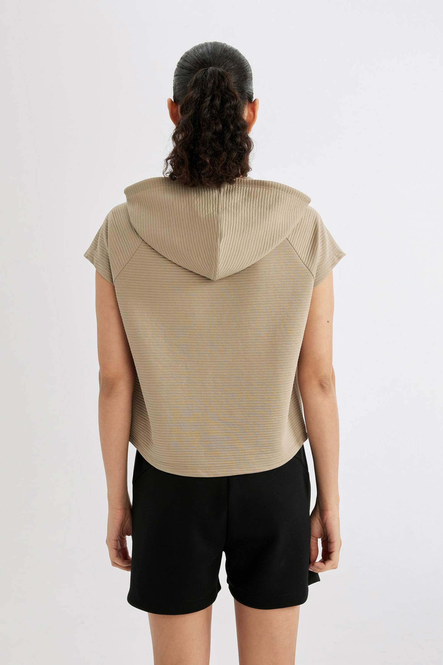 تيشيرت رياضي قصة عادية بغطاء للرأس من DeFactoFit