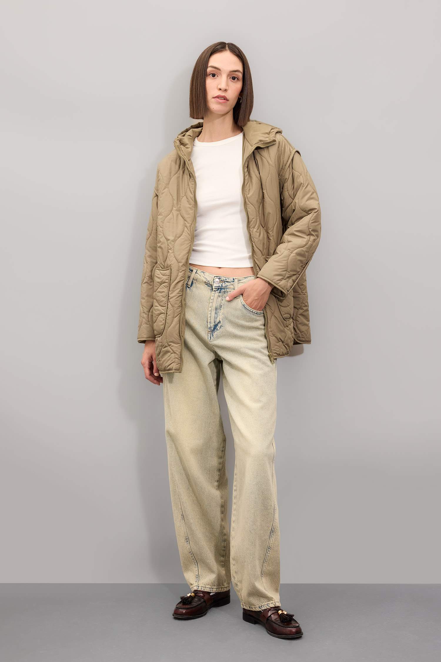 Regular Fit Kapüşonlu Kapitoneli Fermuarlı Cepli Mevsimlik İnce Mont