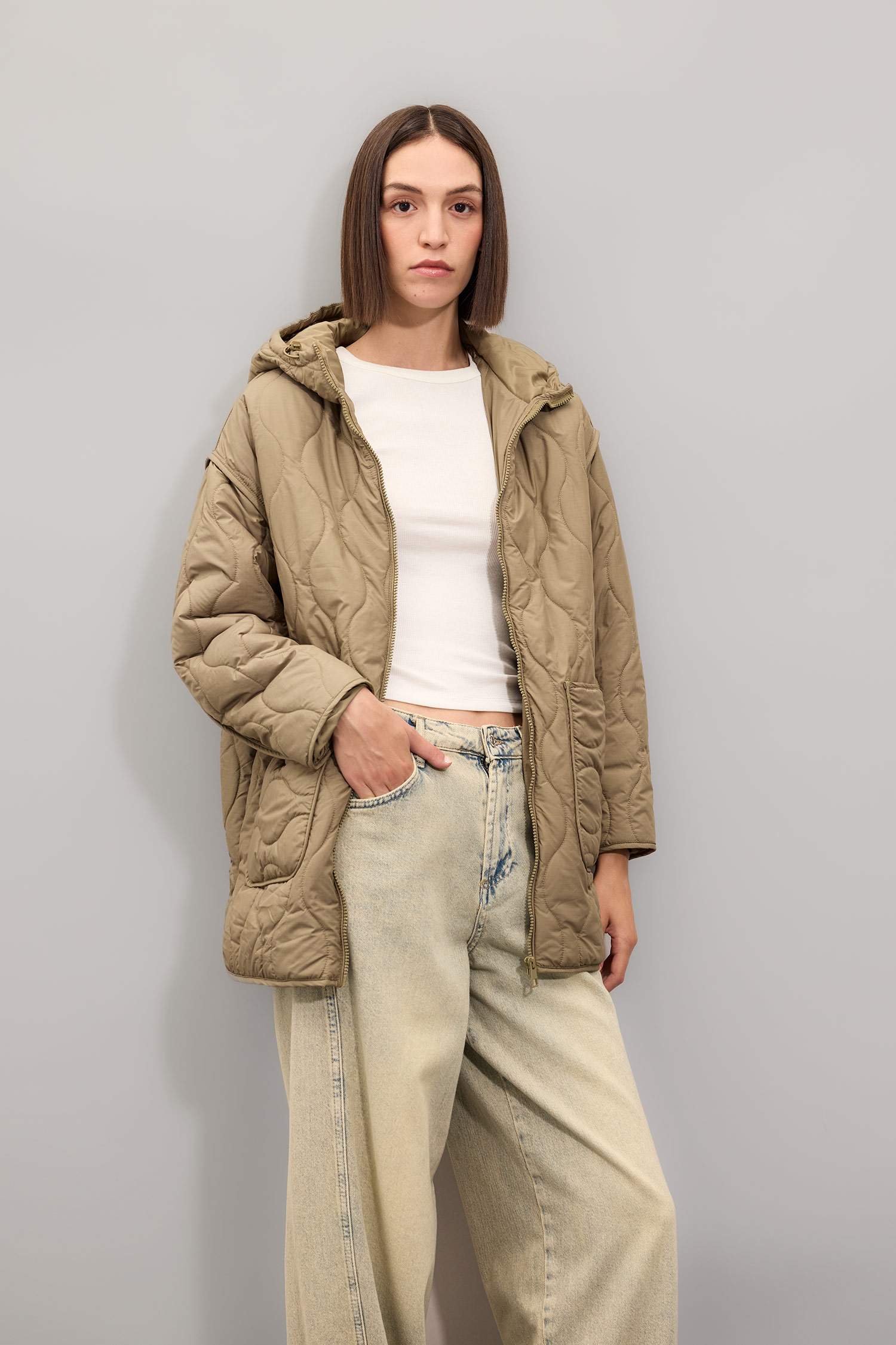 Regular Fit Kapüşonlu Kapitoneli Fermuarlı Cepli Mevsimlik İnce Mont