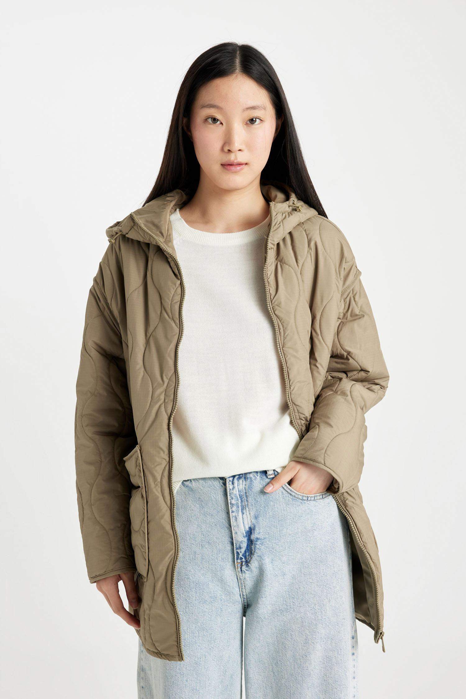 Regular Fit Kapüşonlu Kapitoneli Fermuarlı Cepli Mevsimlik İnce Mont