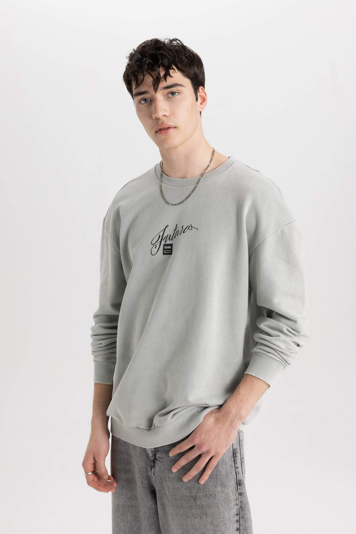 سويت شيرت بطبعة شعار قصة مريحة بياخة مستديرة