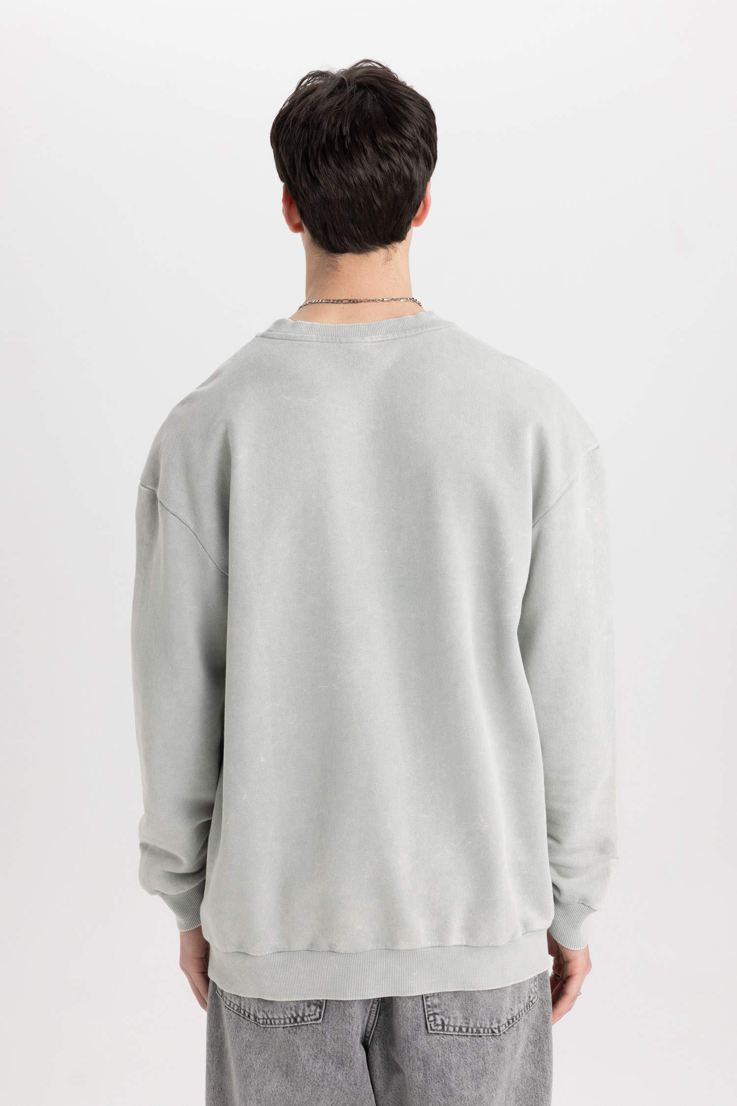 سويت شيرت بطبعة شعار قصة مريحة بياخة مستديرة