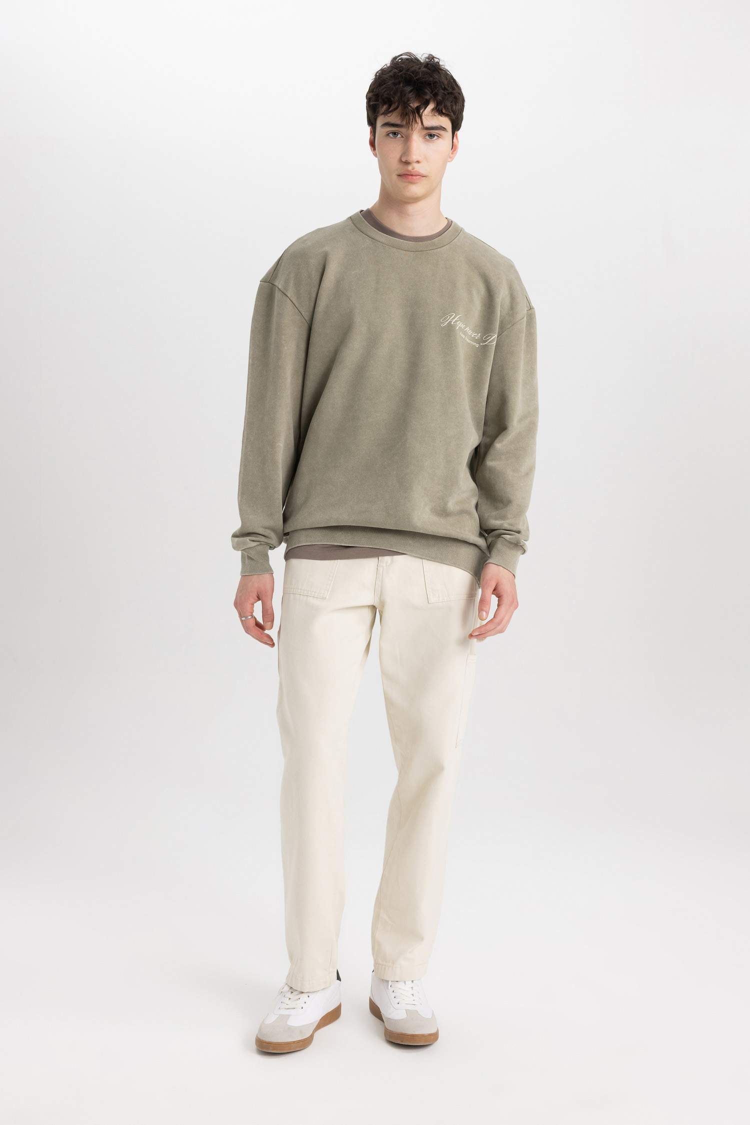 سويت شيرت بطبعة شعار قصة مريحة بياخة مستديرة