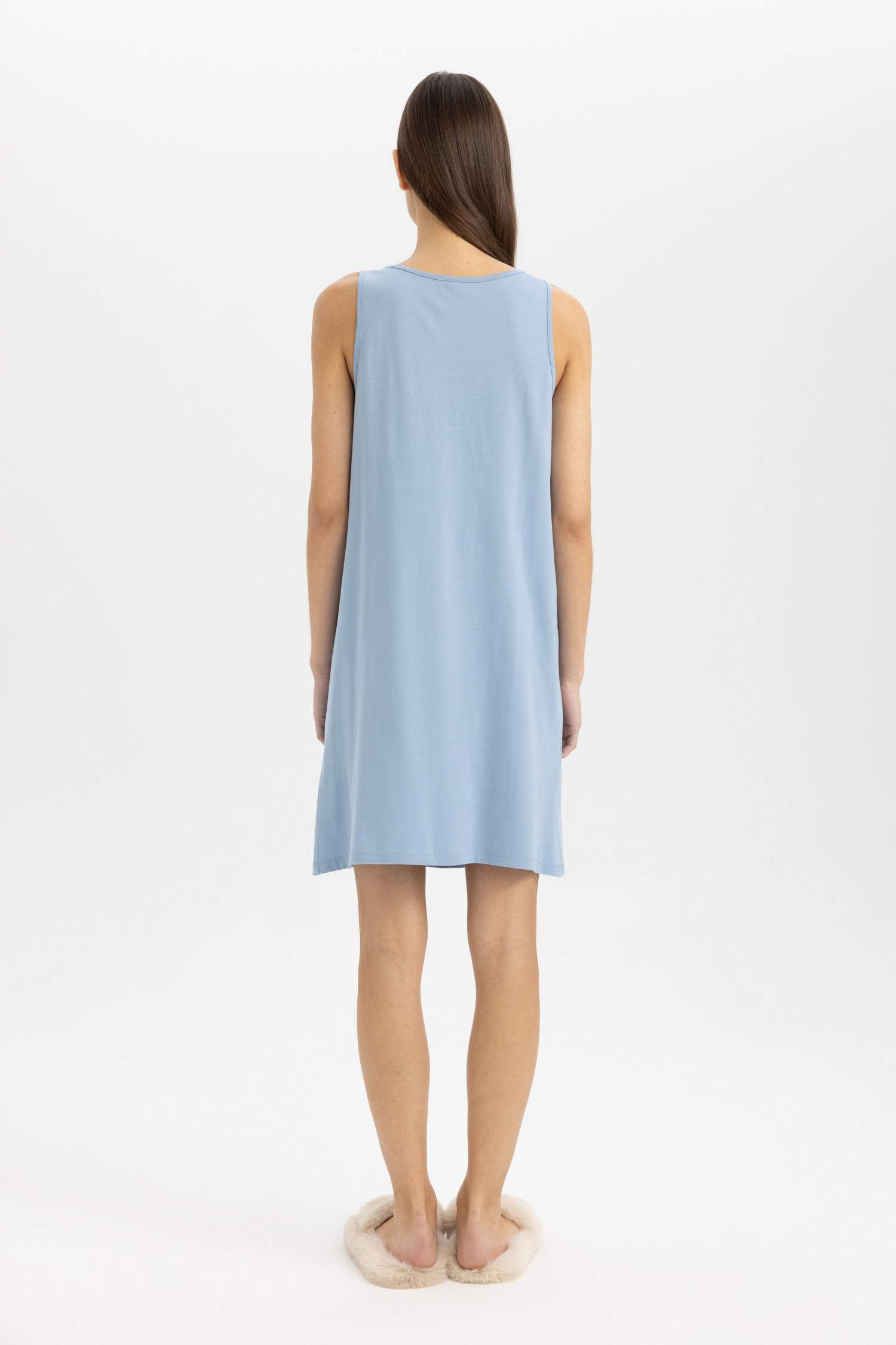 فستان قصة عادية برقبة مستديرة