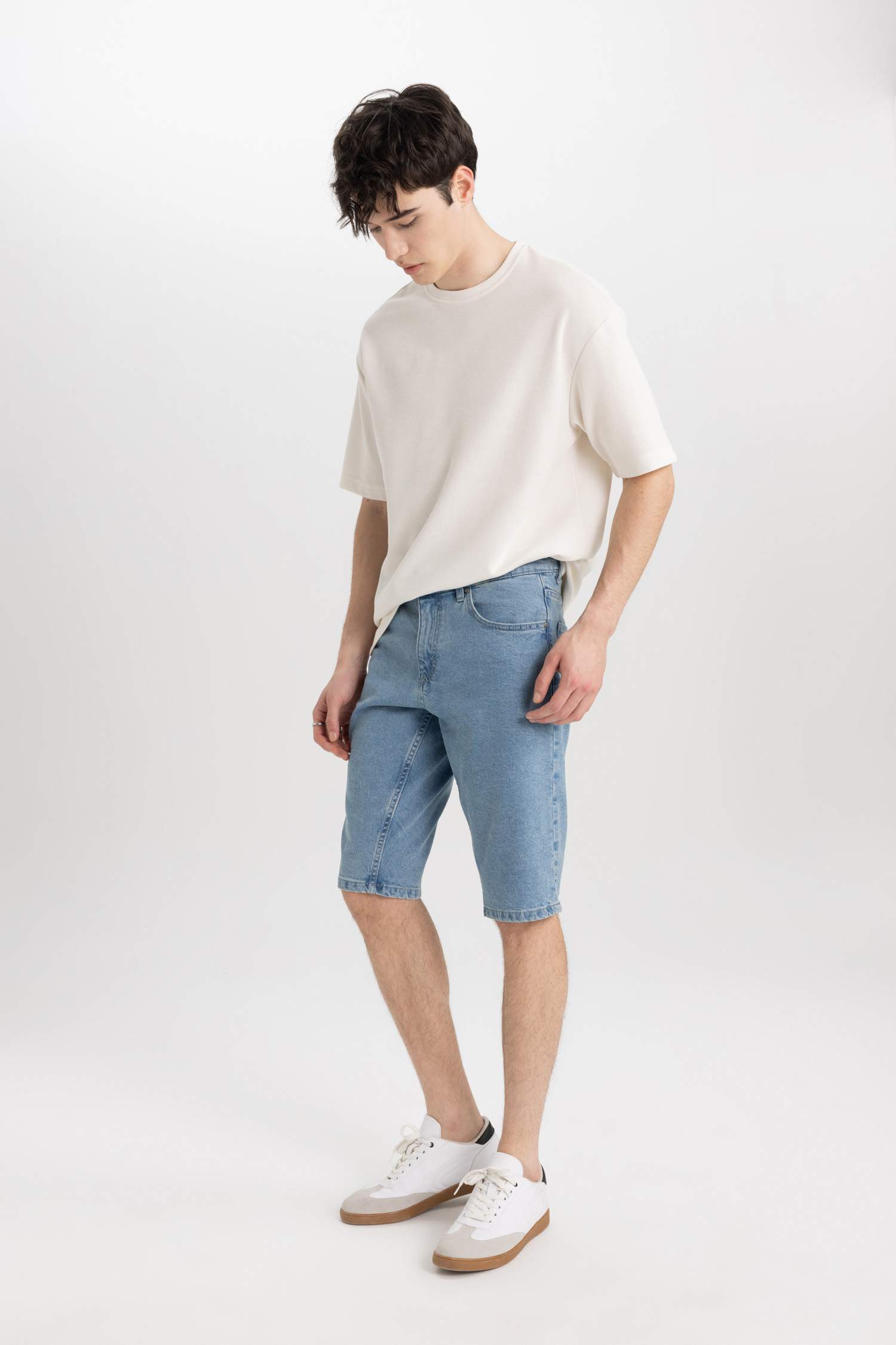 شورت جينز قصة عادية