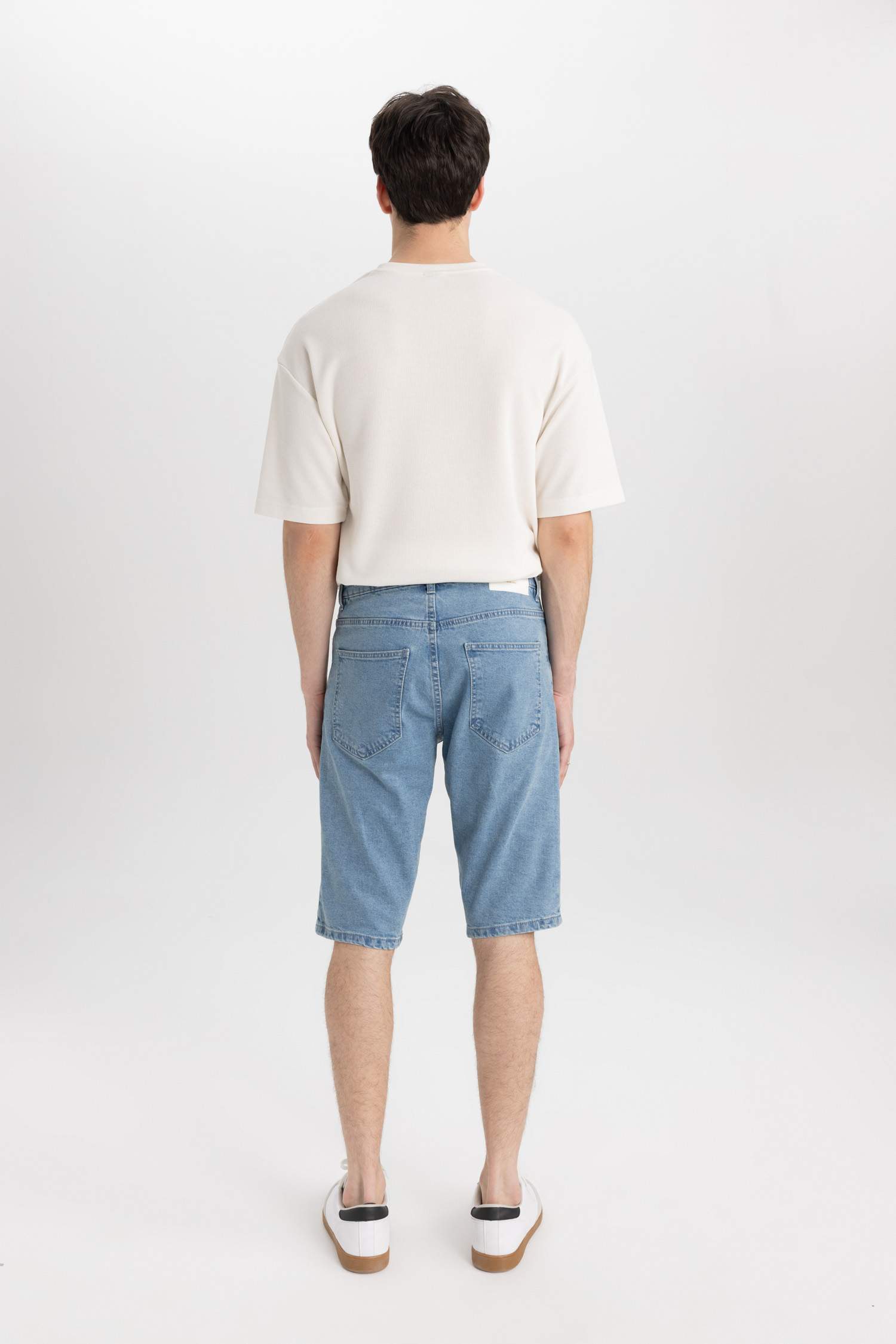 شورت جينز قصة عادية