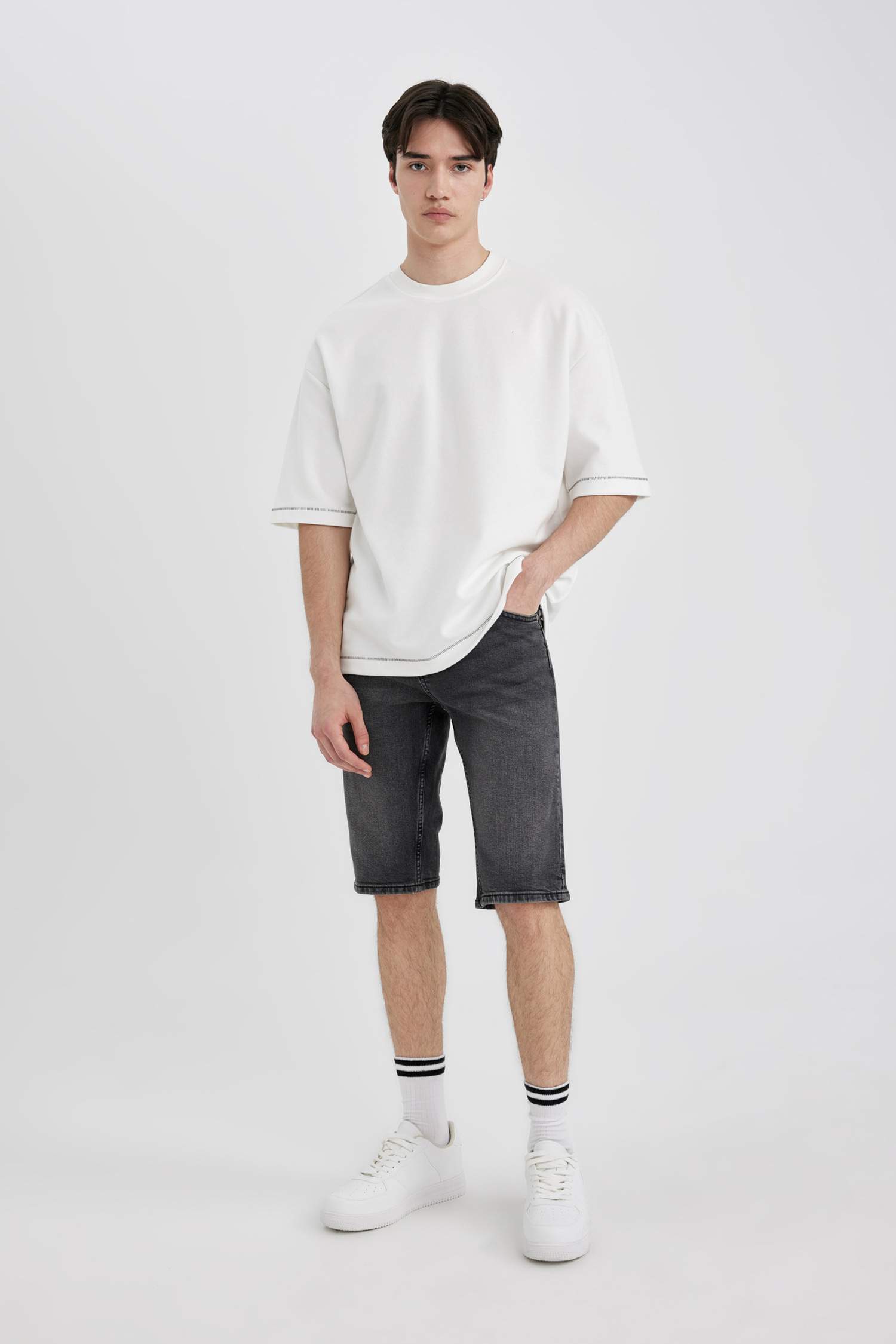 برمودا جينز قصة عادية