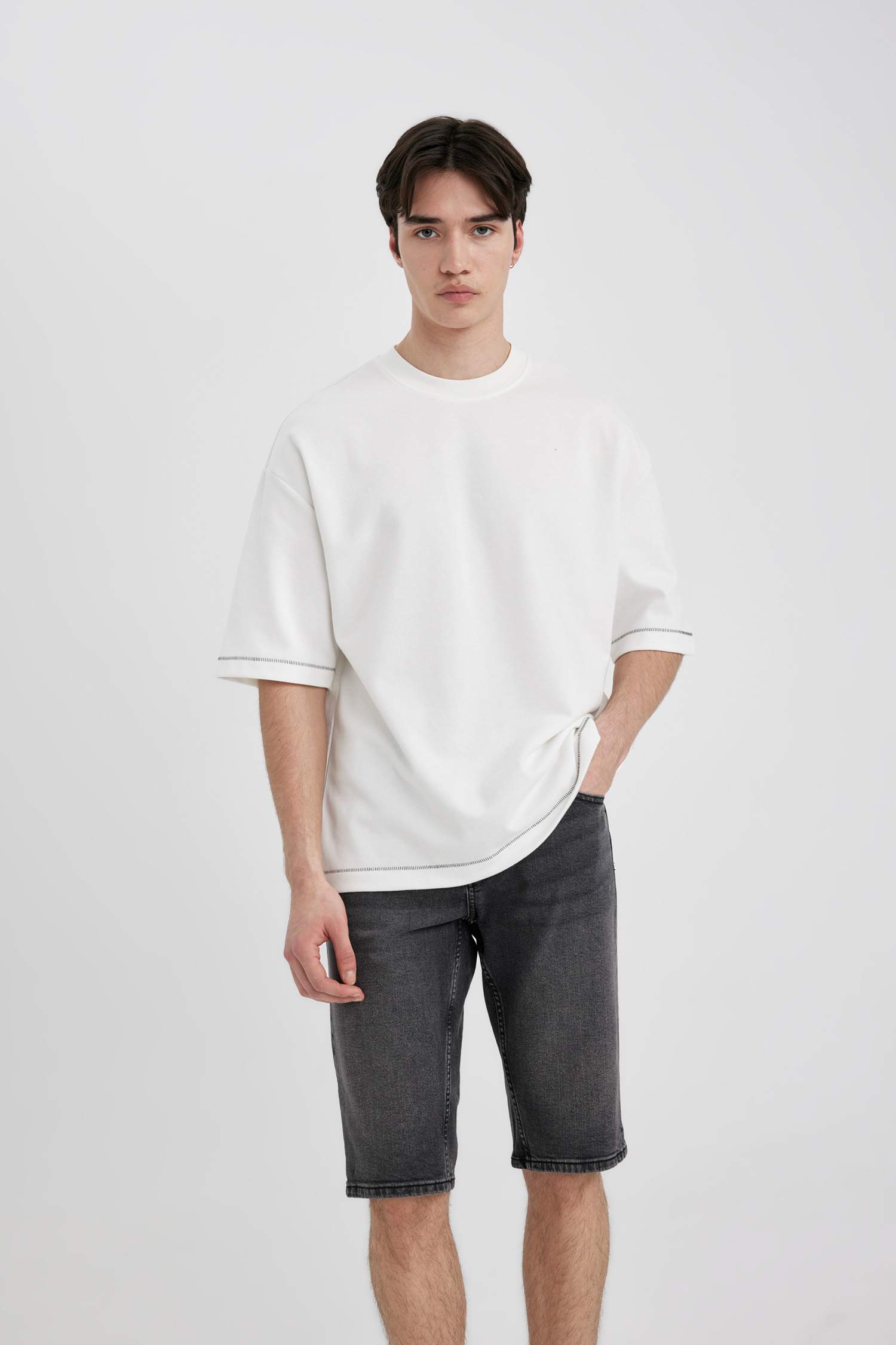 برمودا جينز قصة عادية