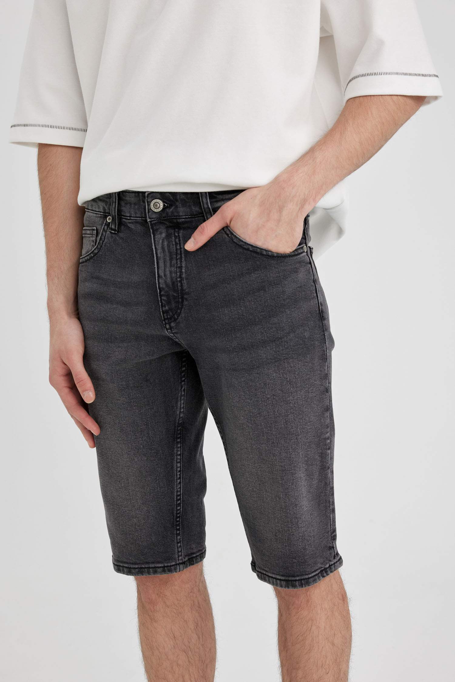 برمودا جينز قصة عادية