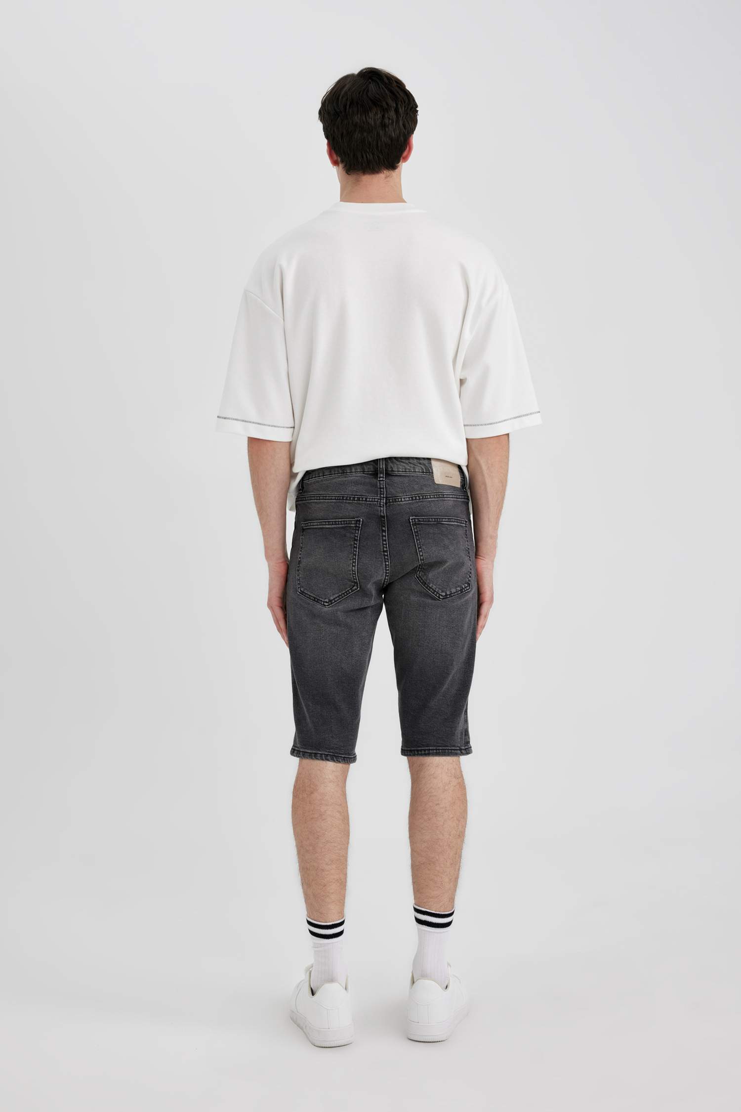 برمودا جينز قصة عادية