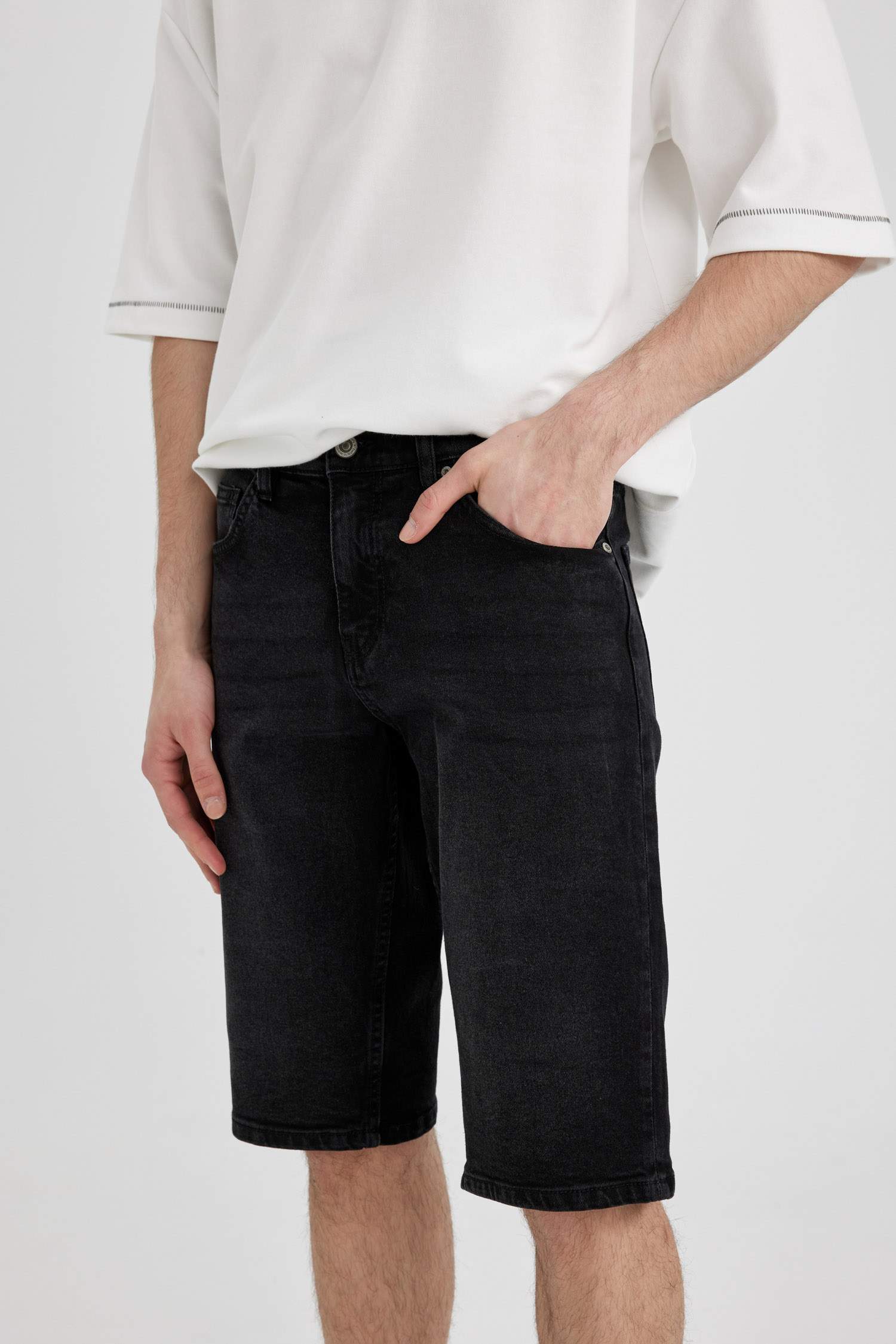 شورت جينز قصة عادية