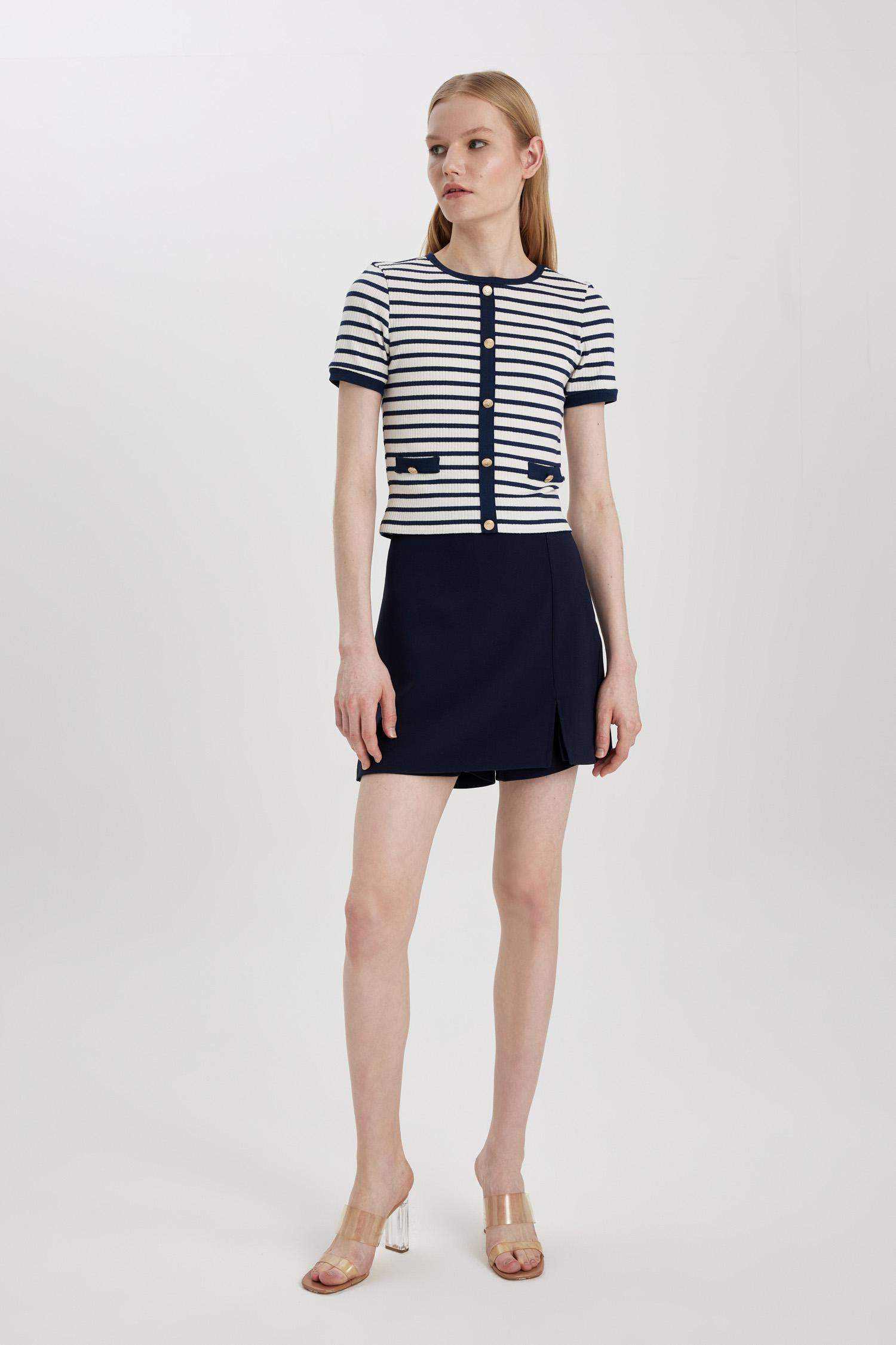 شورت جيبة بخصر عادي وفتحة